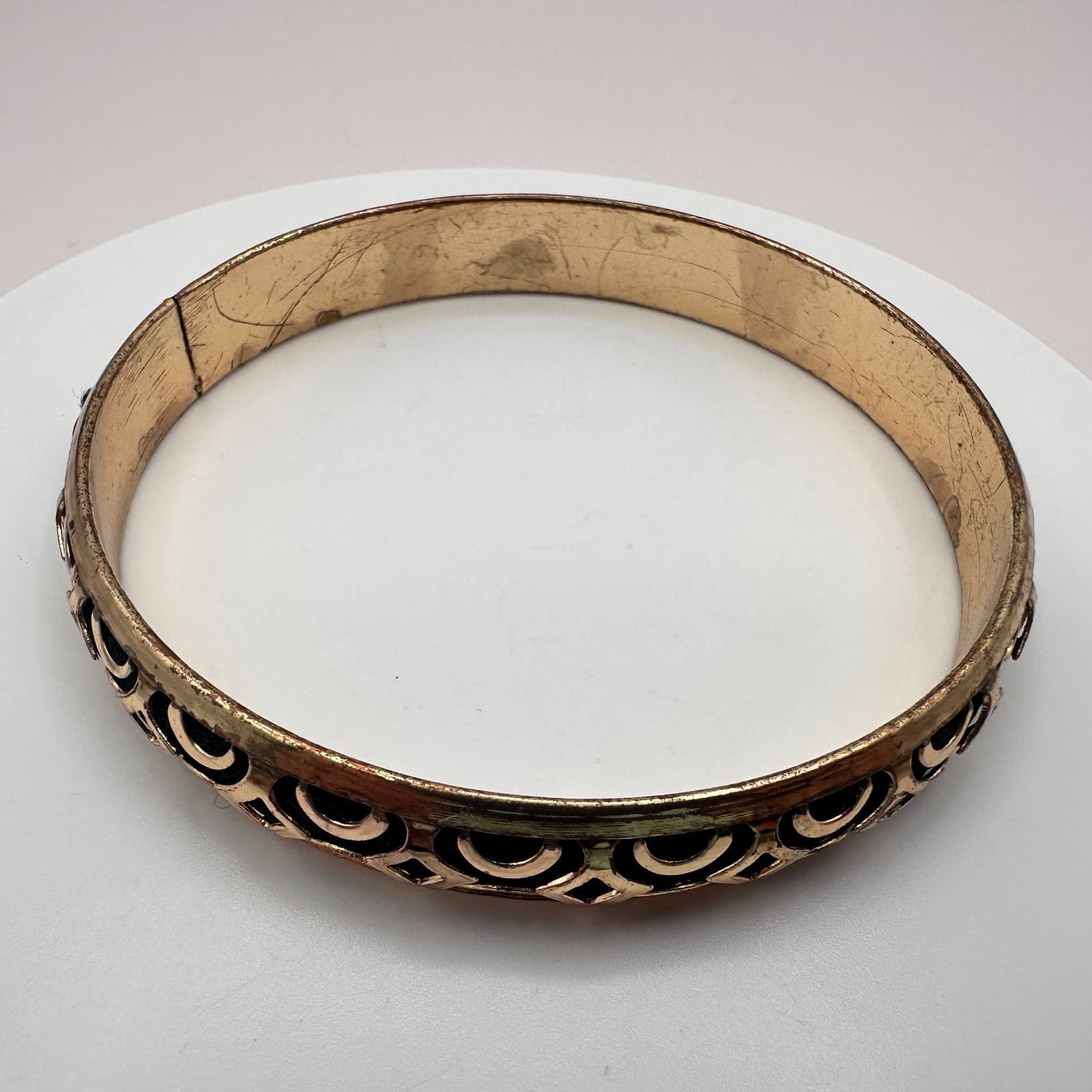 Vintage 80s Gold Tone Cutout Bangle Bracelet Geometric Art Deco Fashion Jewelry - Thumbnail 3