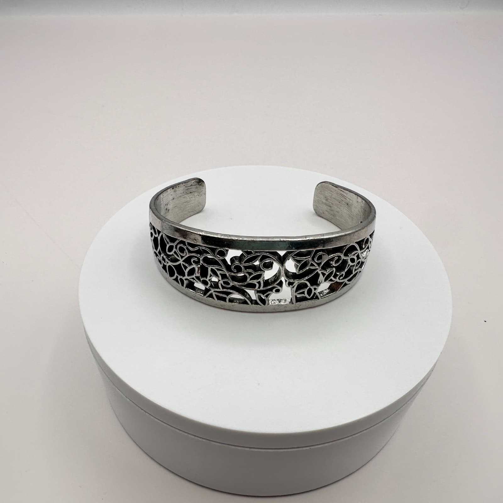 Vintage 90s Silver Tone Filigree Ornate Openwork Wide Cuff Bracelet Jewelry - Thumbnail 5