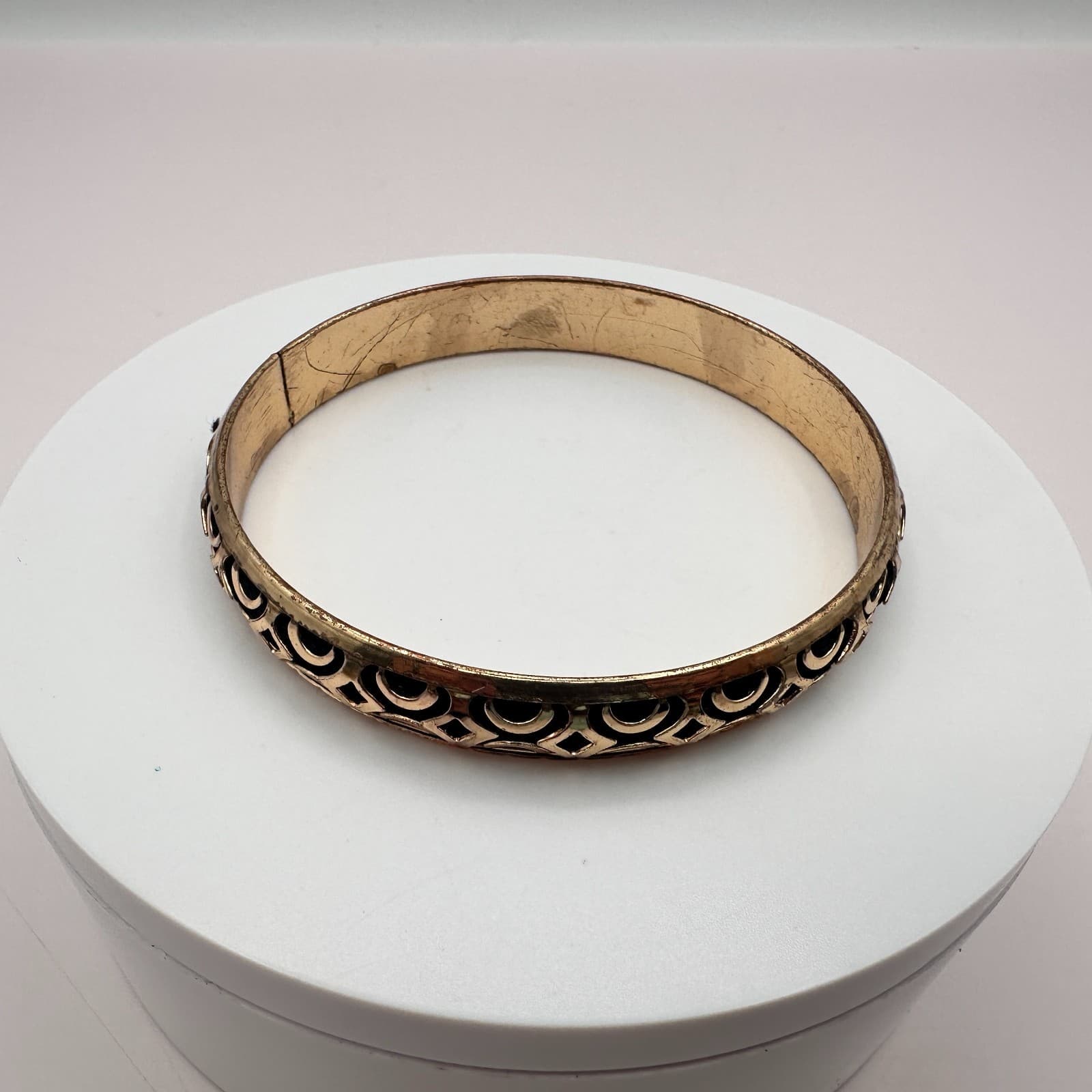 Vintage 80s Gold Tone Cutout Bangle Bracelet Geometric Art Deco Fashion Jewelry - Thumbnail 2