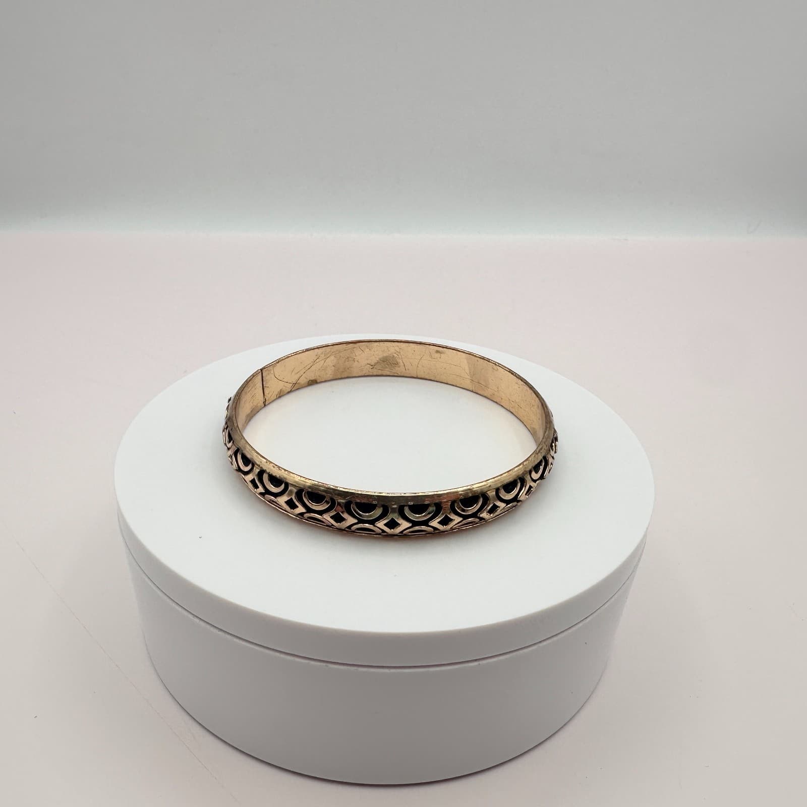 Vintage 80s Gold Tone Cutout Bangle Bracelet Geometric Art Deco Fashion Jewelry - Thumbnail 6