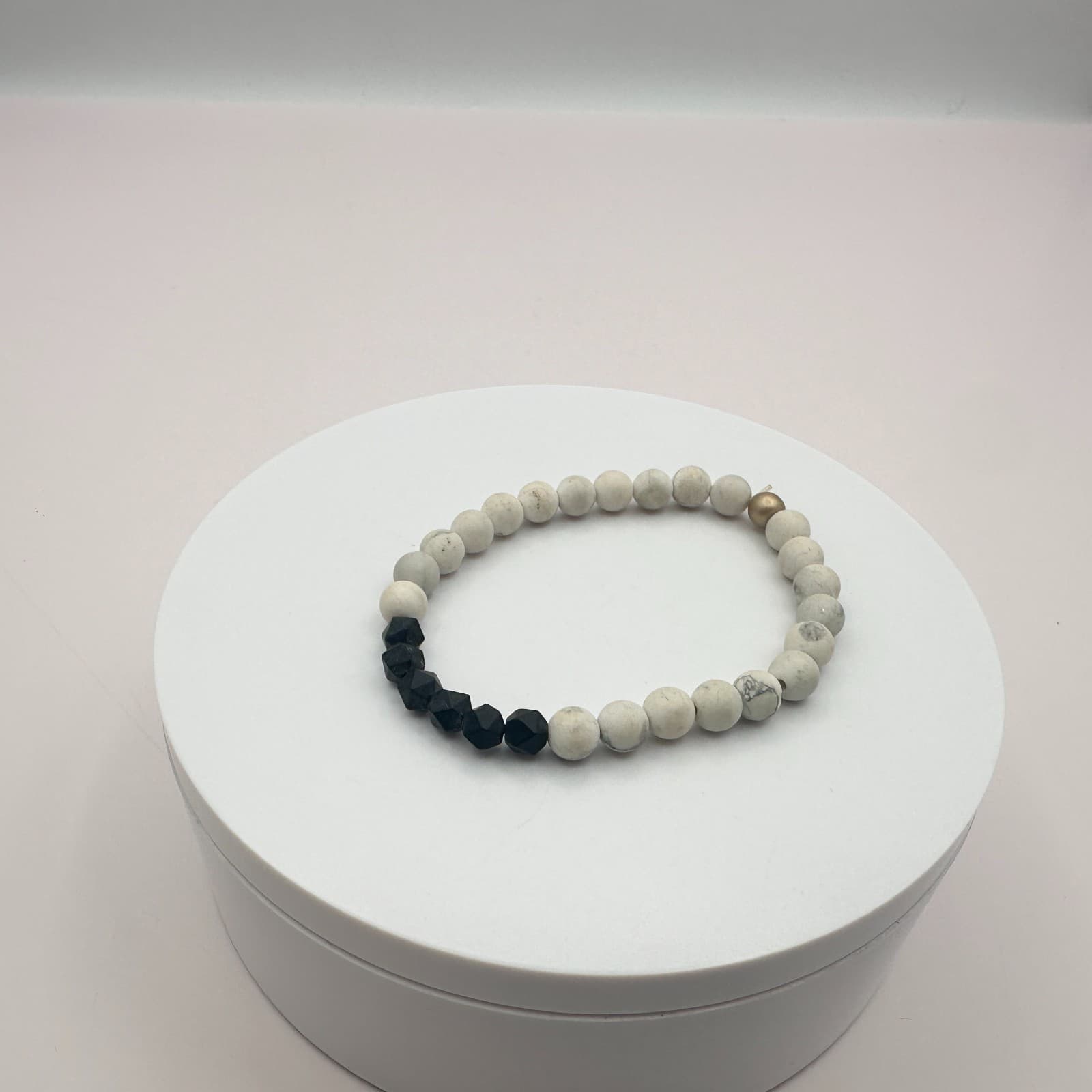 Vintage 90s Beaded White Howlite Black Bead Stretch Bracelet Women's Jewelry - Thumbnail 2
