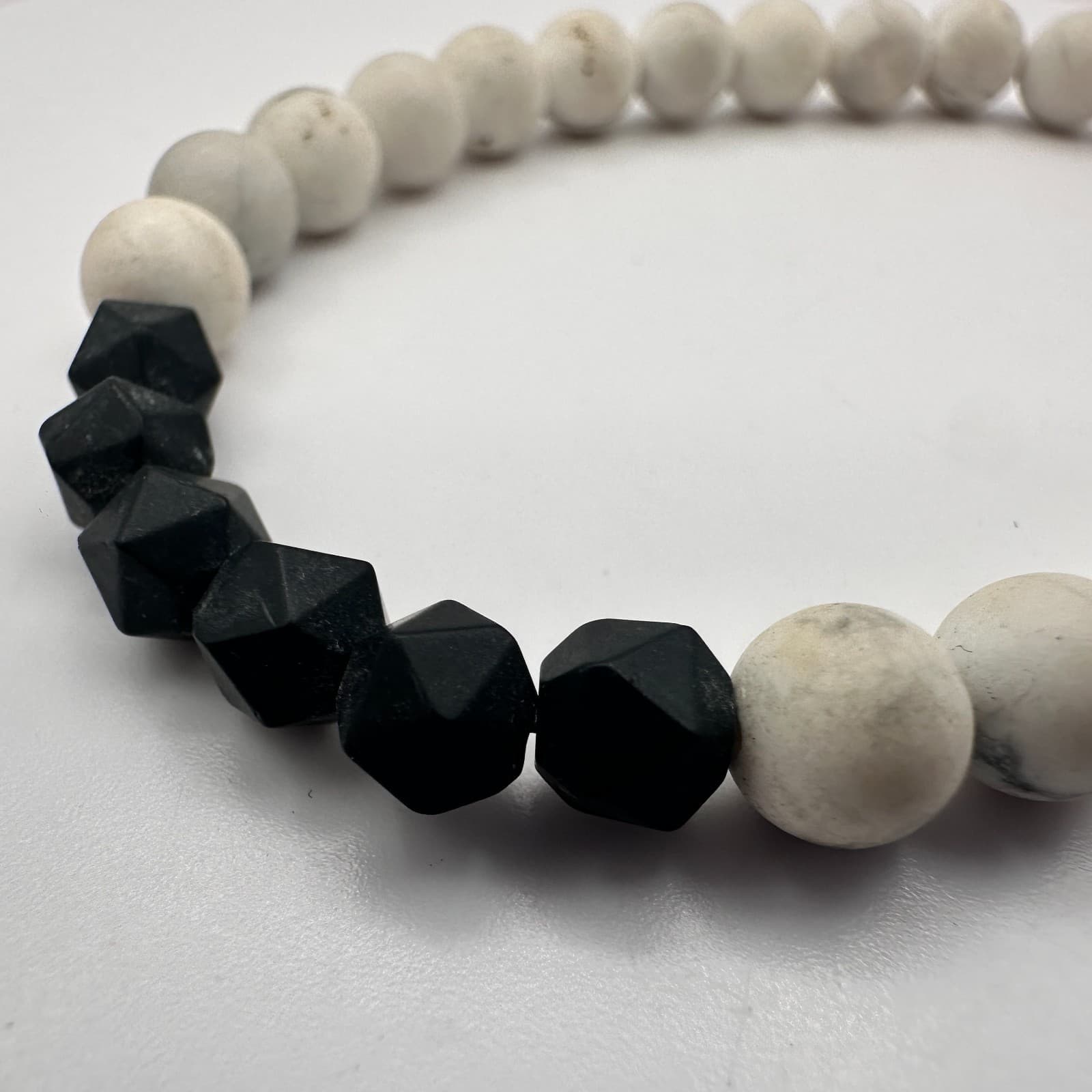 Vintage 90s Beaded White Howlite Black Bead Stretch Bracelet Women's Jewelry - Thumbnail 4