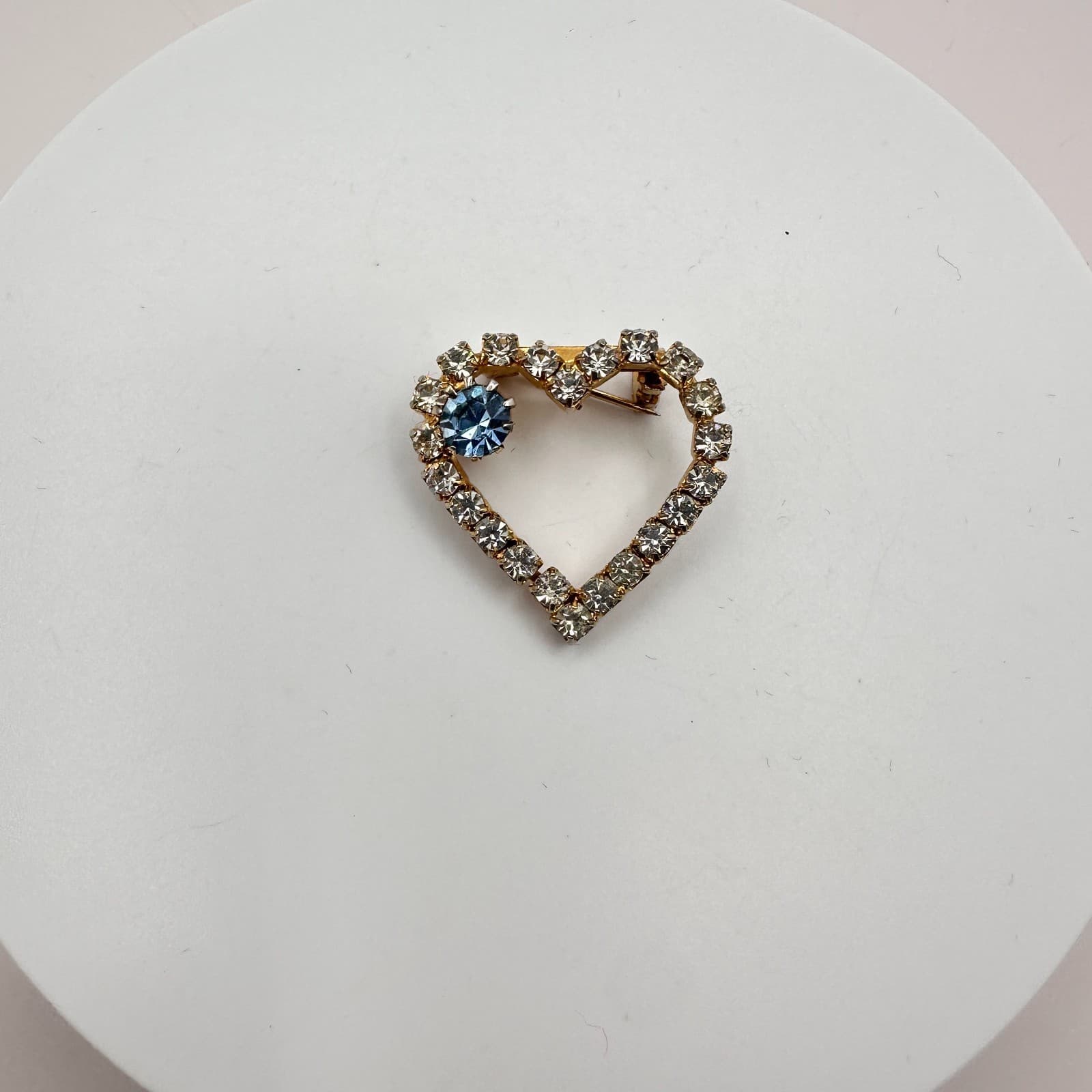 Vintage 80s Gold Tone Clear Rhinestone Open Heart Brooch Pin Blue Stone Jewelry - Thumbnail 3
