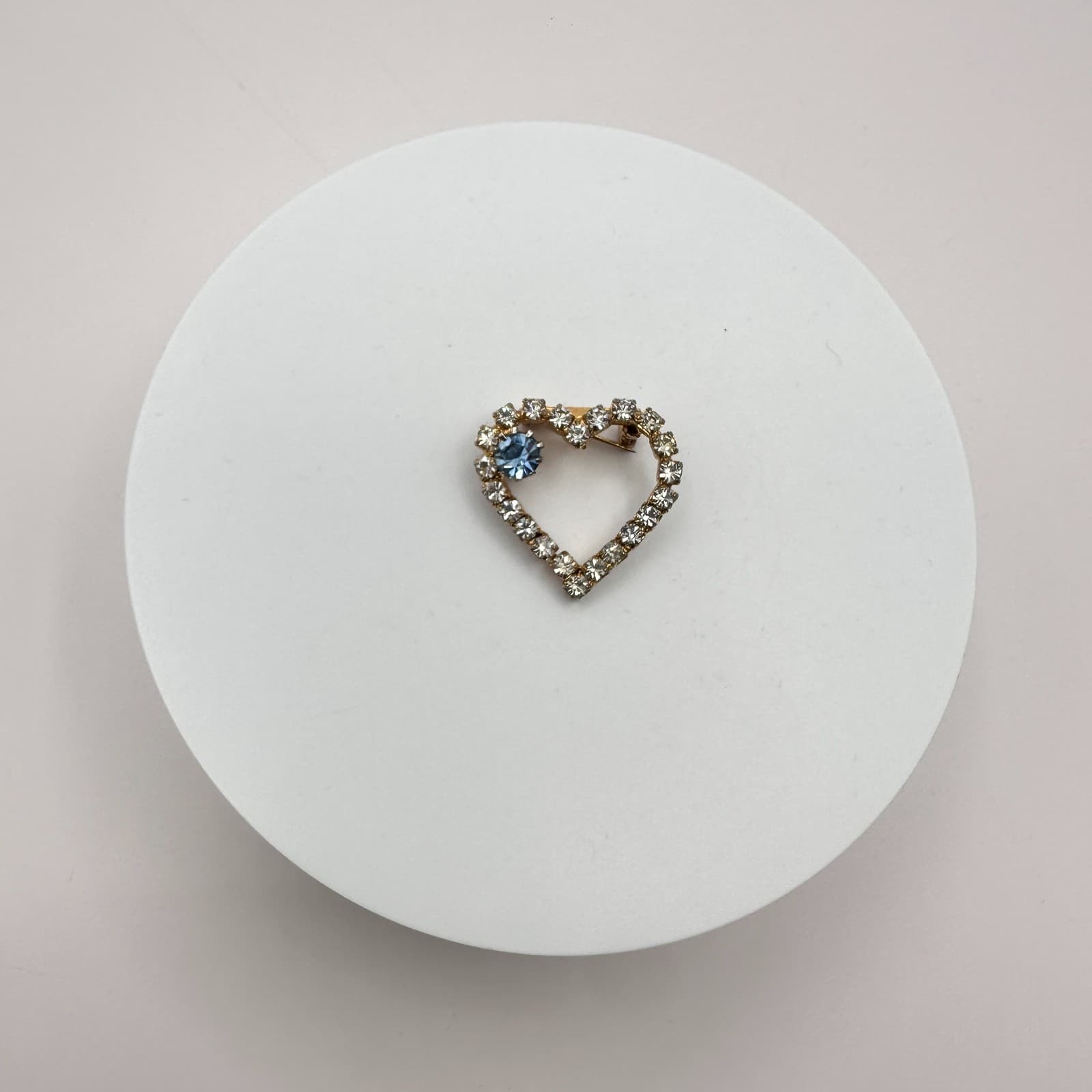 Vintage 80s Gold Tone Clear Rhinestone Open Heart Brooch Pin Blue Stone Jewelry - Thumbnail 2