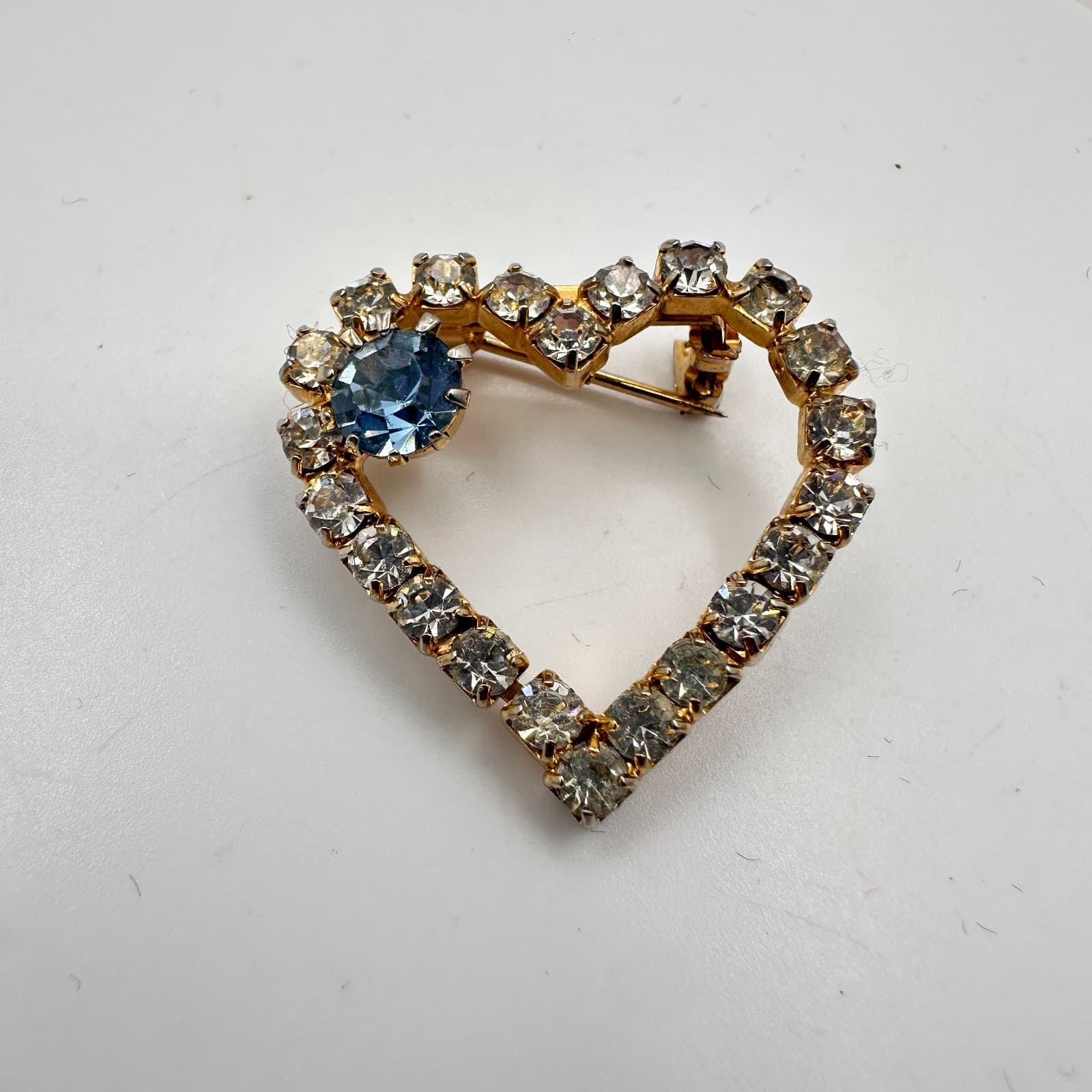 Vintage 80s Gold Tone Clear Rhinestone Open Heart Brooch Pin Blue Stone Jewelry - Thumbnail 4