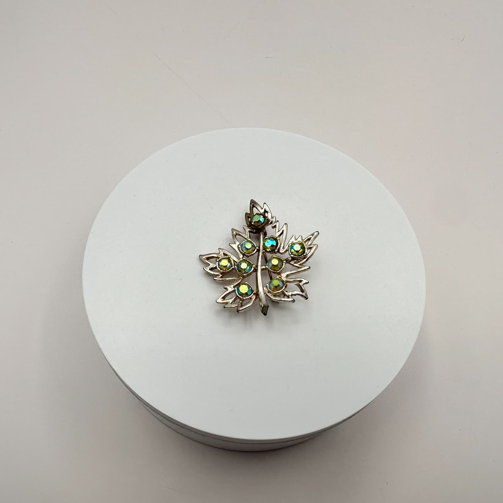 Vintage 90s Silver Tone Green Aurora Rhinestone Maple Leaf Brooch Pin Jewelry - Thumbnail 2