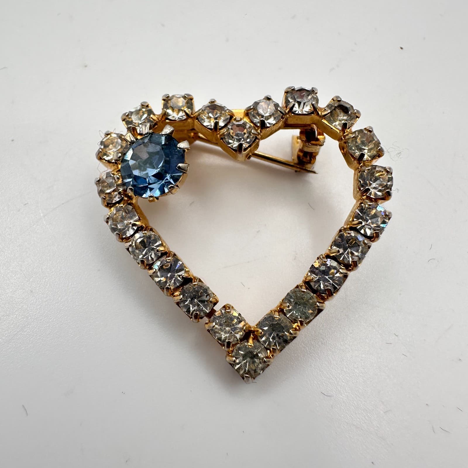 Vintage 80s Gold Tone Clear Rhinestone Open Heart Brooch Pin Blue Stone Jewelry