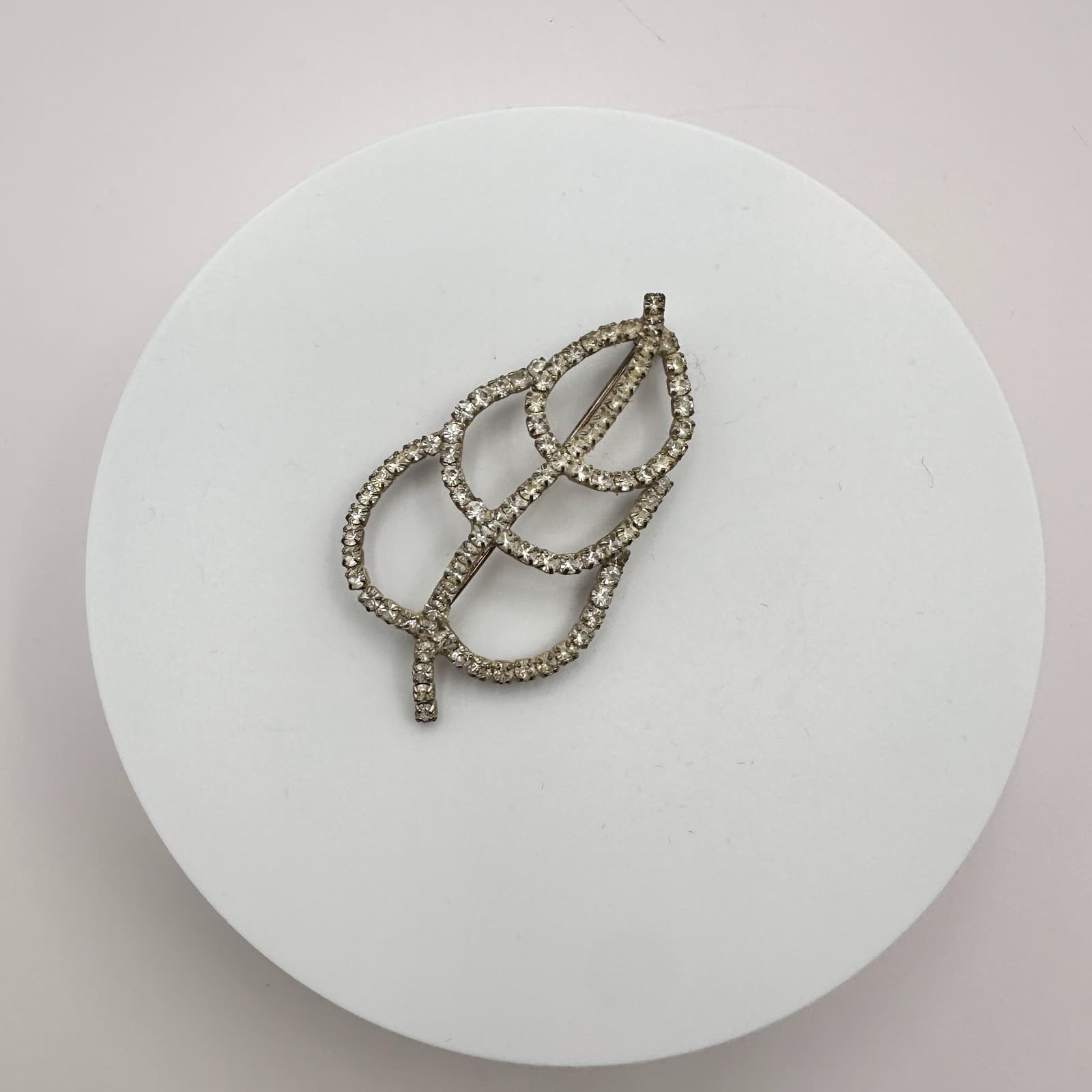 Vintage 90s Silver Tone Clear Rhinestone Openwork Leaf Brooch Pin Retro Jewelry - Thumbnail 2