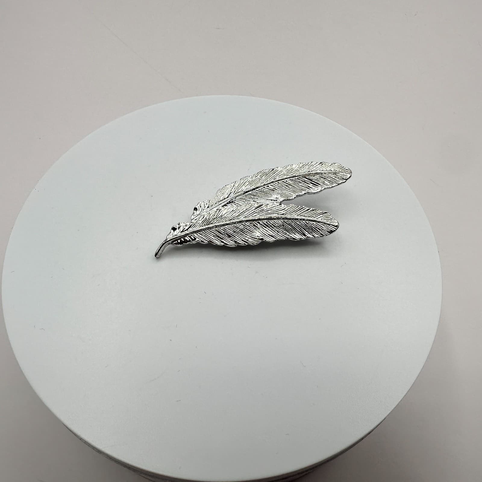 Vintage 90s Silver Tone Double Feather Plume Quill Leaf Brooch Pin Retro Jewelry - Thumbnail 2