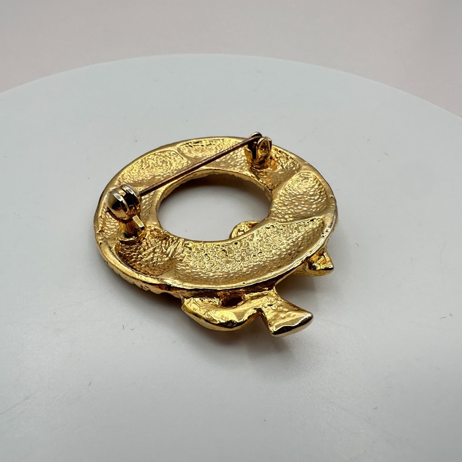 Vintage 80s Wreath Brooch Gold Tone Red & Green Rhinestone Bow Pin Retro Jewelry - Thumbnail 5