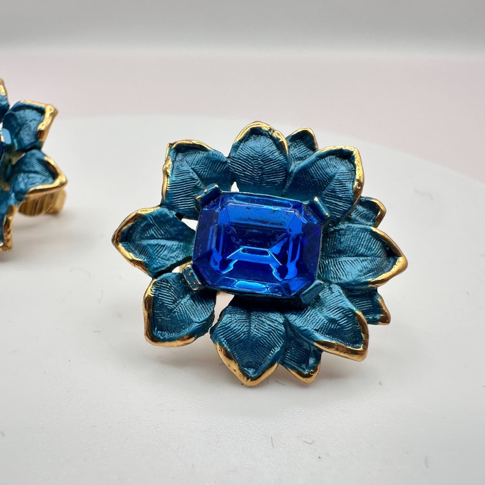 Vintage 90s Blue Gold Tone Flower Rhinestone Floral Clip-On Earrings Jewelry - Thumbnail 4