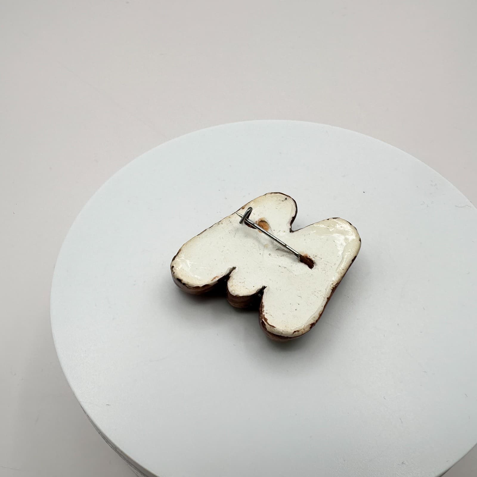 Vintage 80s Woodsy Owl M Letter Monogram Flower Vine Resin Magnet Brooch Jewelry - Thumbnail 5