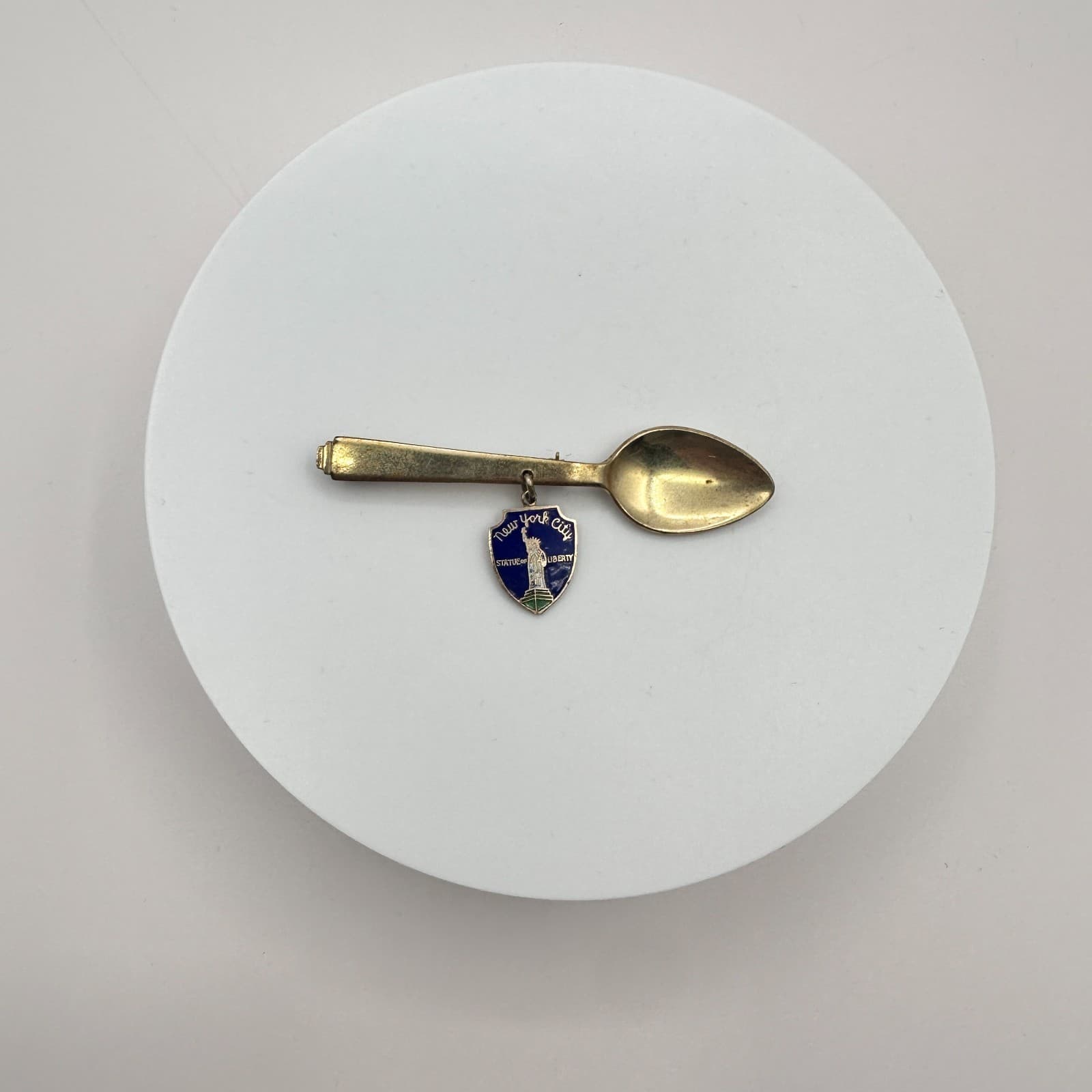 Vintage 90s AURAL New York City Spoon Brooch Pin Statue of Liberty Enamel Charm - Thumbnail 2