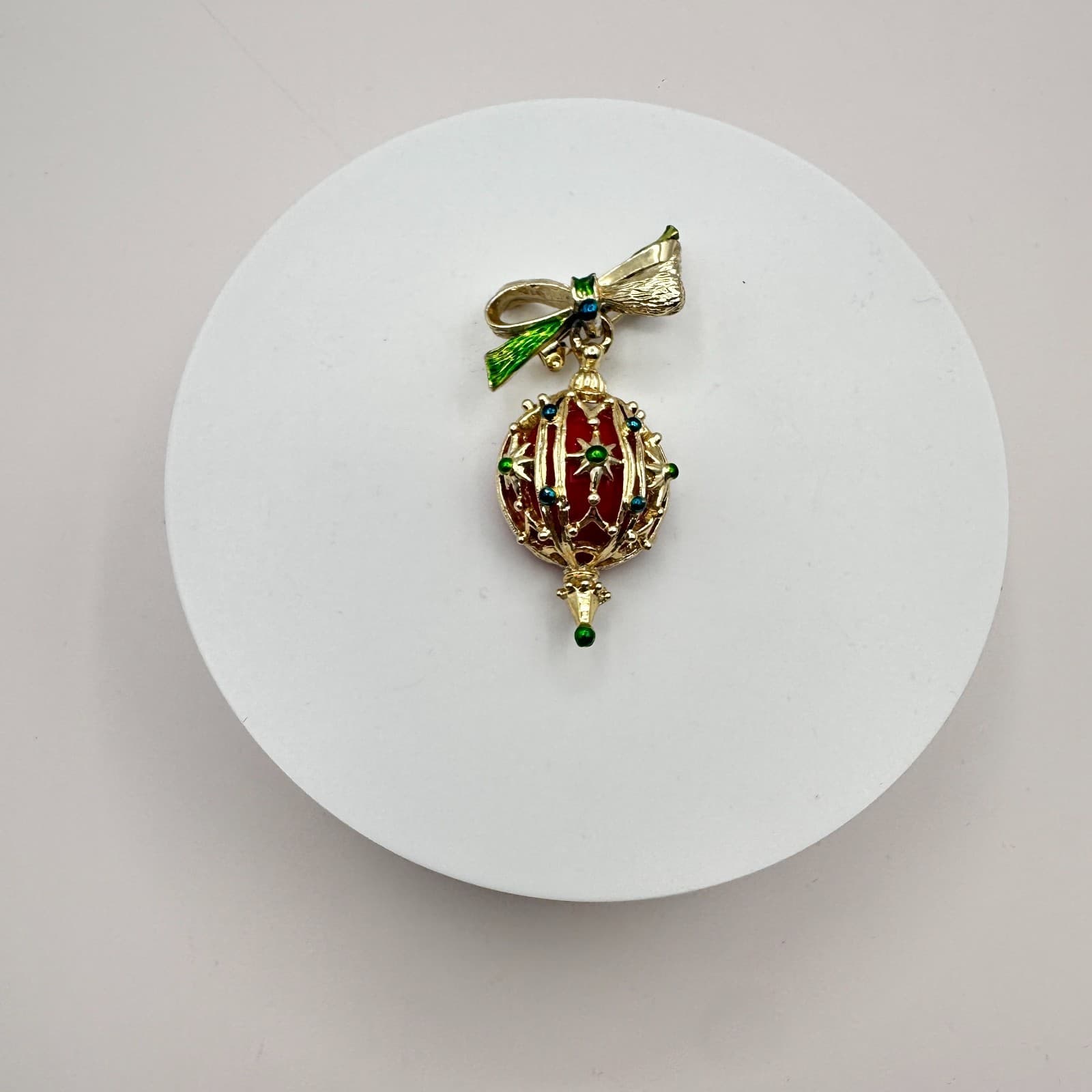 Vintage 80s Christmas Ornament Brooch Red Enamel Gold Tone Bow Pin Jewelry - Thumbnail 4