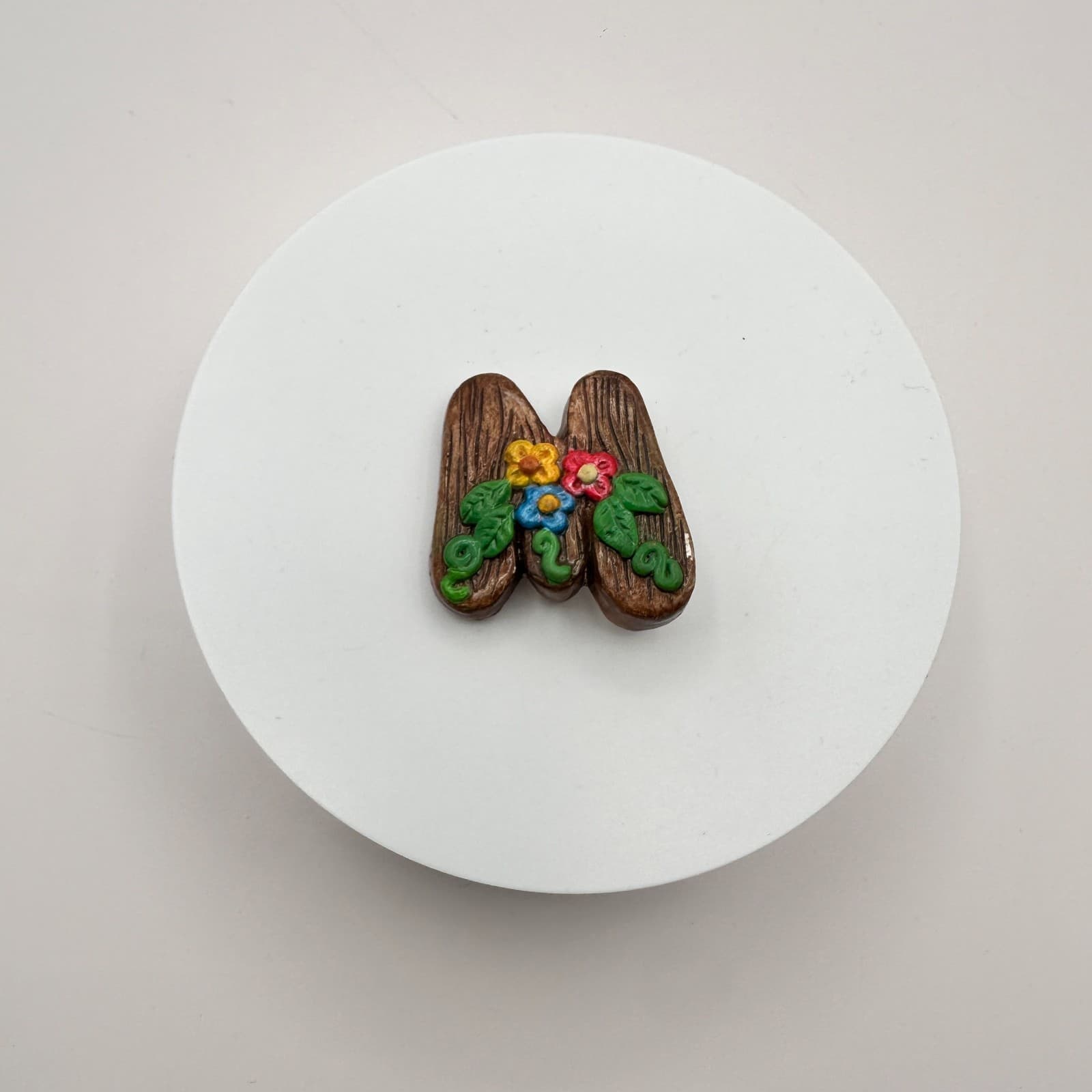 Vintage 80s Woodsy Owl M Letter Monogram Flower Vine Resin Magnet Brooch Jewelry - Thumbnail 3