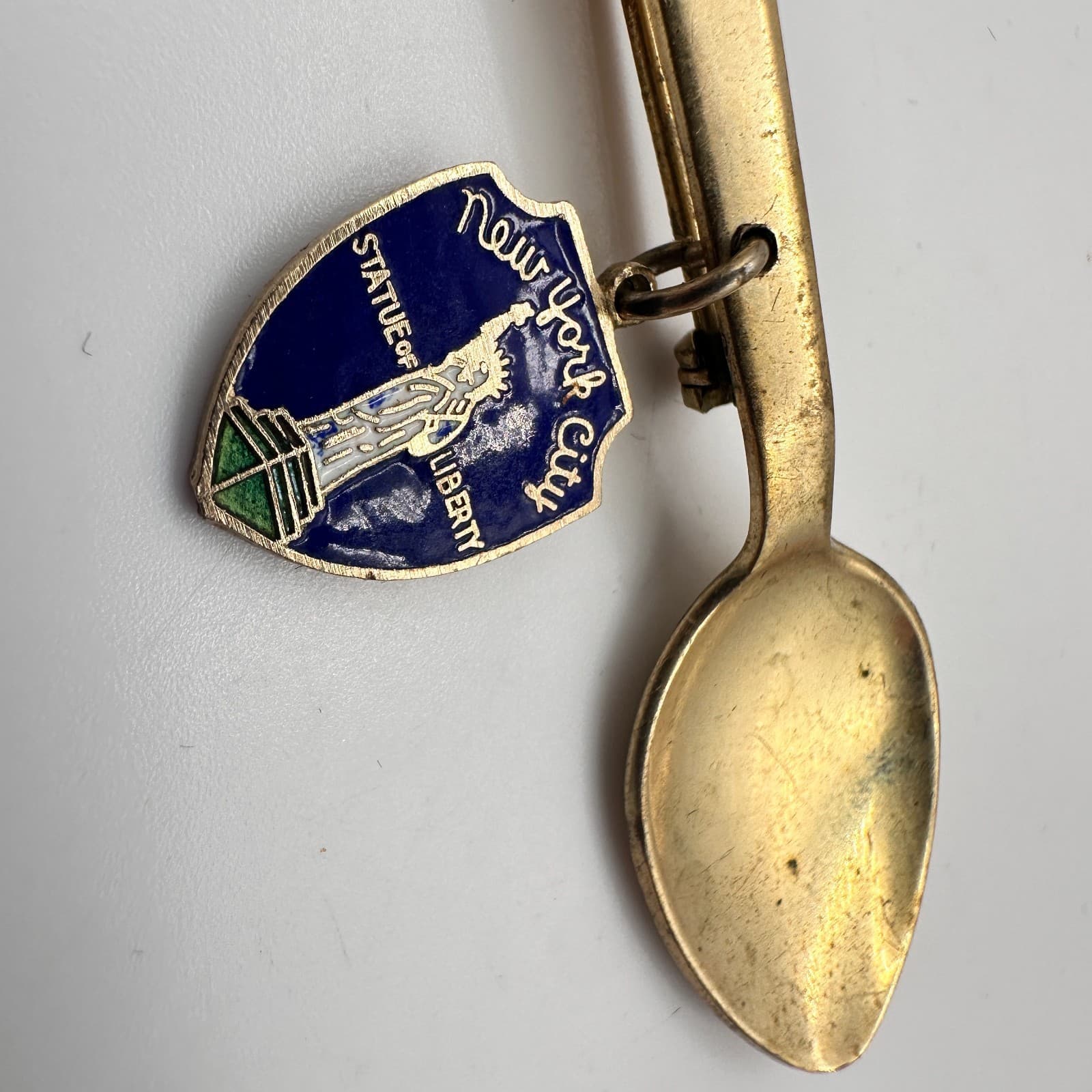 Vintage 90s AURAL New York City Spoon Brooch Pin Statue of Liberty Enamel Charm - Thumbnail 4