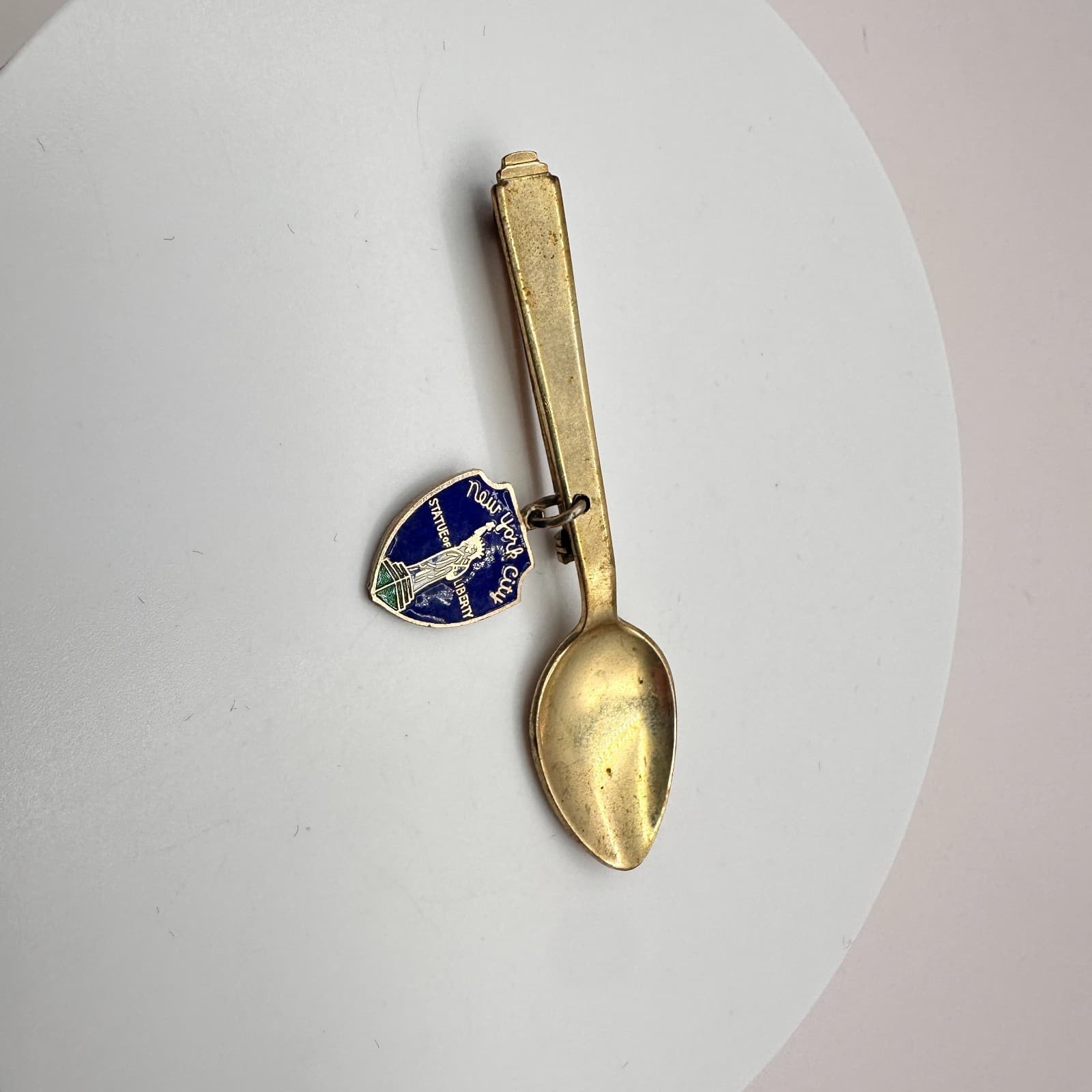 Vintage 90s AURAL New York City Spoon Brooch Pin Statue of Liberty Enamel Charm - Thumbnail 5