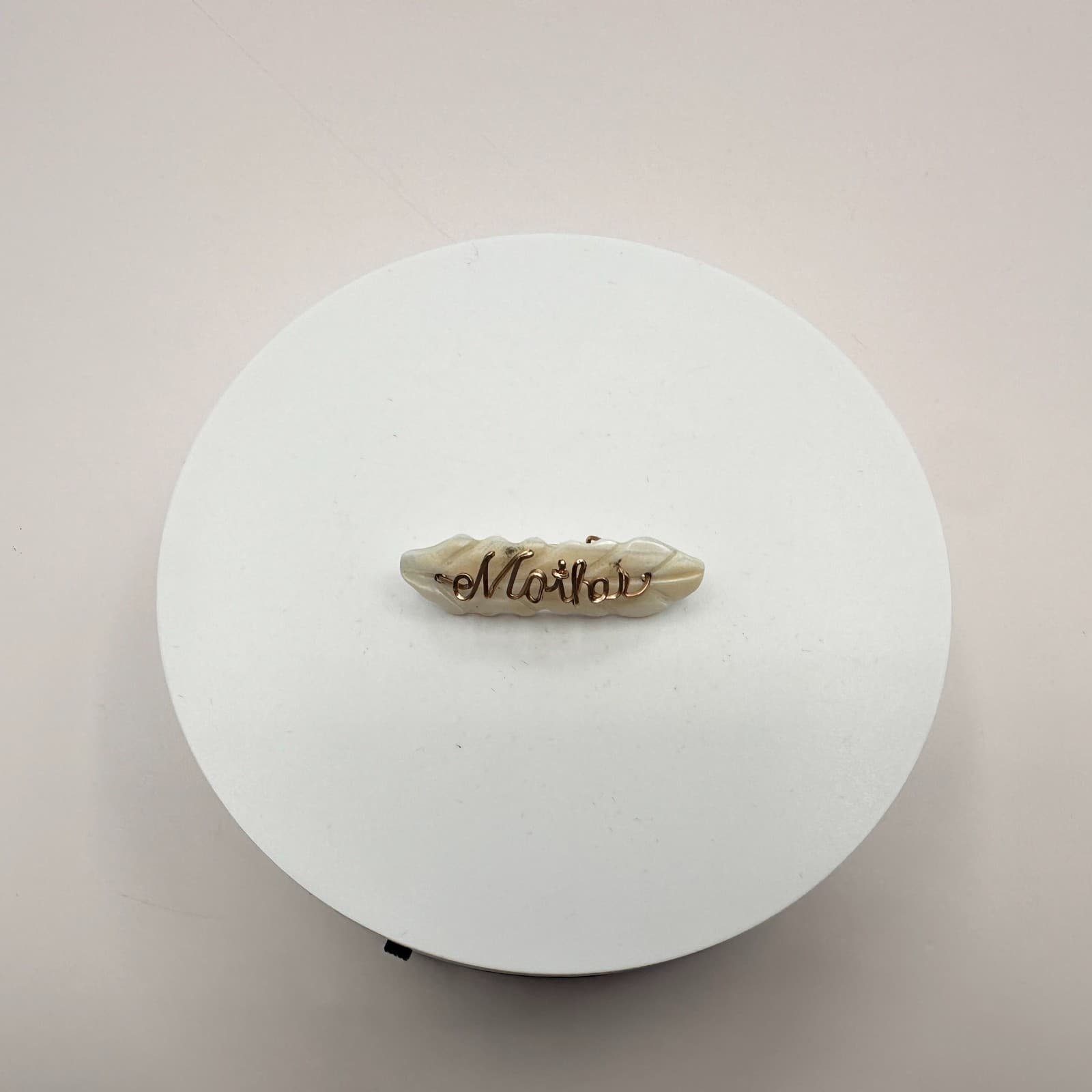 VTG 90s Script Mother Gold Tone Wire Wrapped Mother of Pearl Shell Brooch Pin - Thumbnail 4