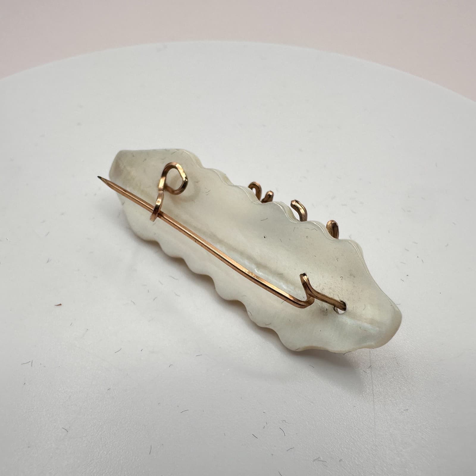 VTG 90s Script Mother Gold Tone Wire Wrapped Mother of Pearl Shell Brooch Pin - Thumbnail 5