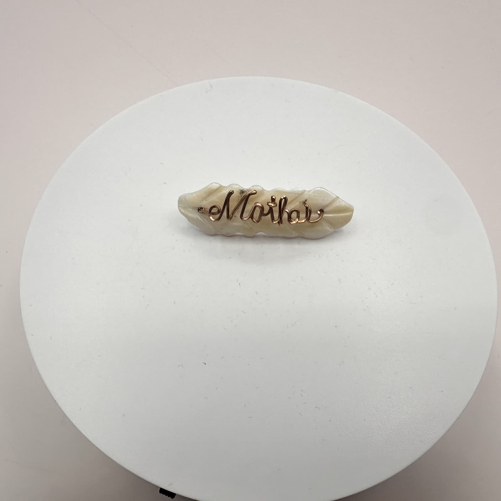 VTG 90s Script Mother Gold Tone Wire Wrapped Mother of Pearl Shell Brooch Pin - Thumbnail 3
