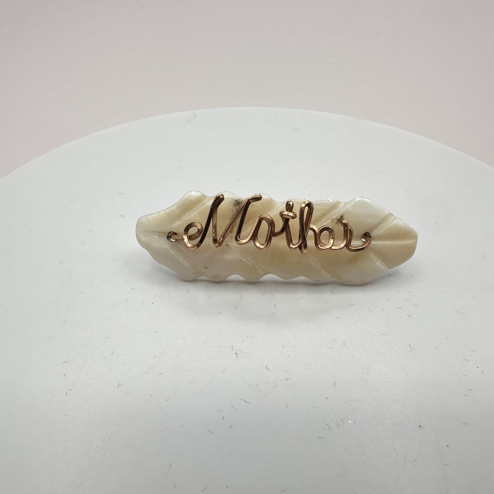 VTG 90s Script Mother Gold Tone Wire Wrapped Mother of Pearl Shell Brooch Pin - Thumbnail 2