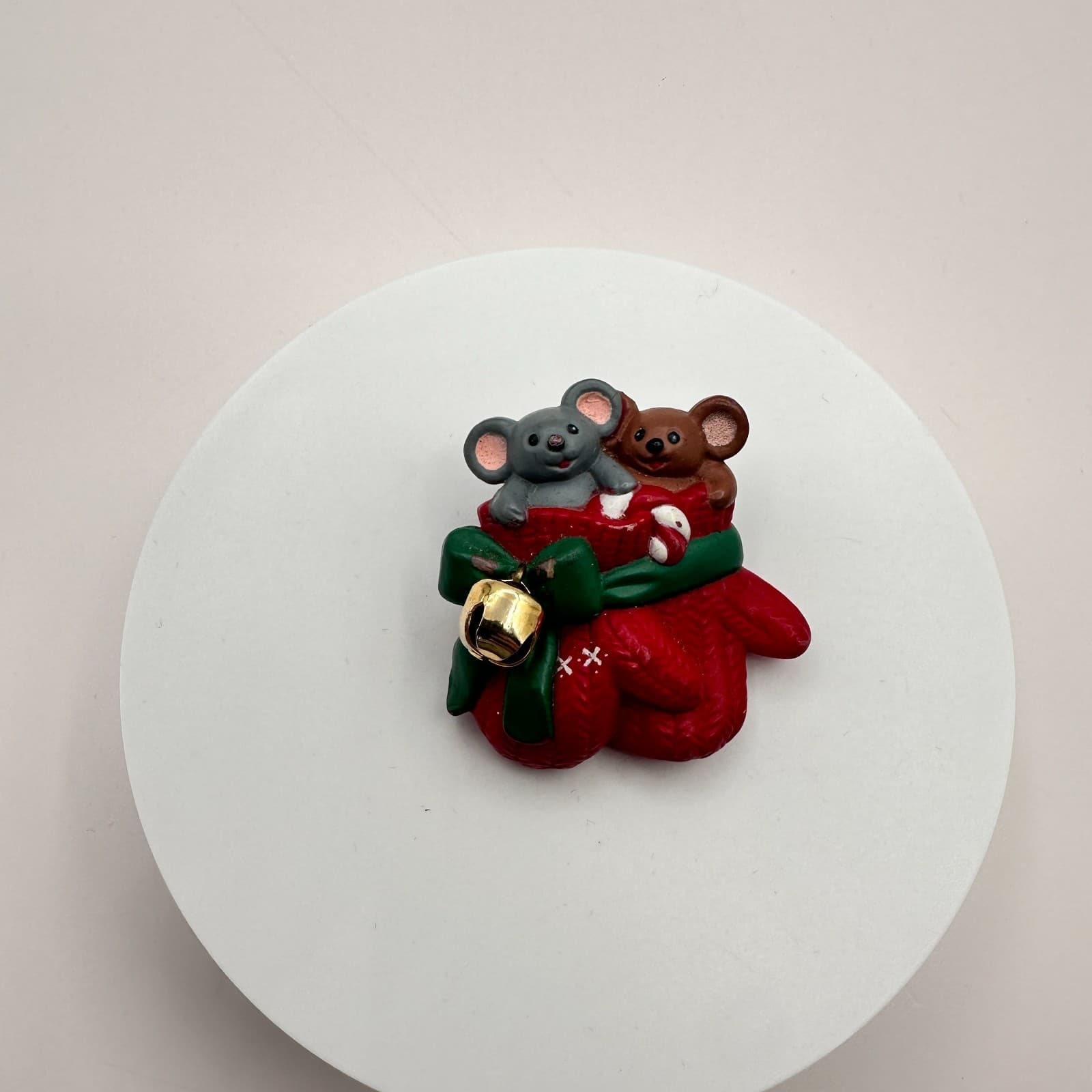 Vintage 90s Christmas Mice in Red Mitten Brooch Pin Festive Holiday Bell Retro - Thumbnail 2