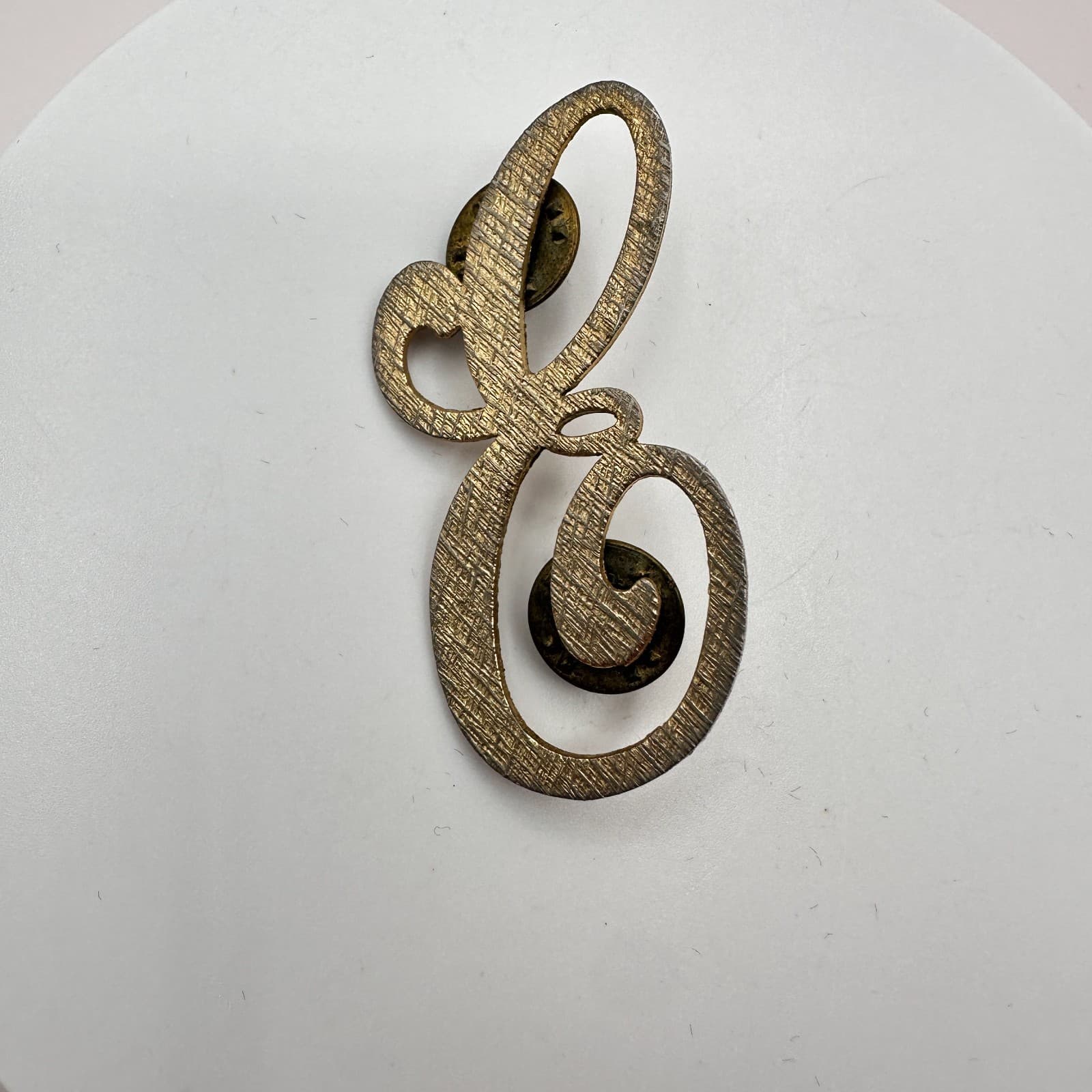 Vintage 80s 90s Gold Tone Script Letter E Initial Brooch Pin Textured Monogram - Thumbnail 3