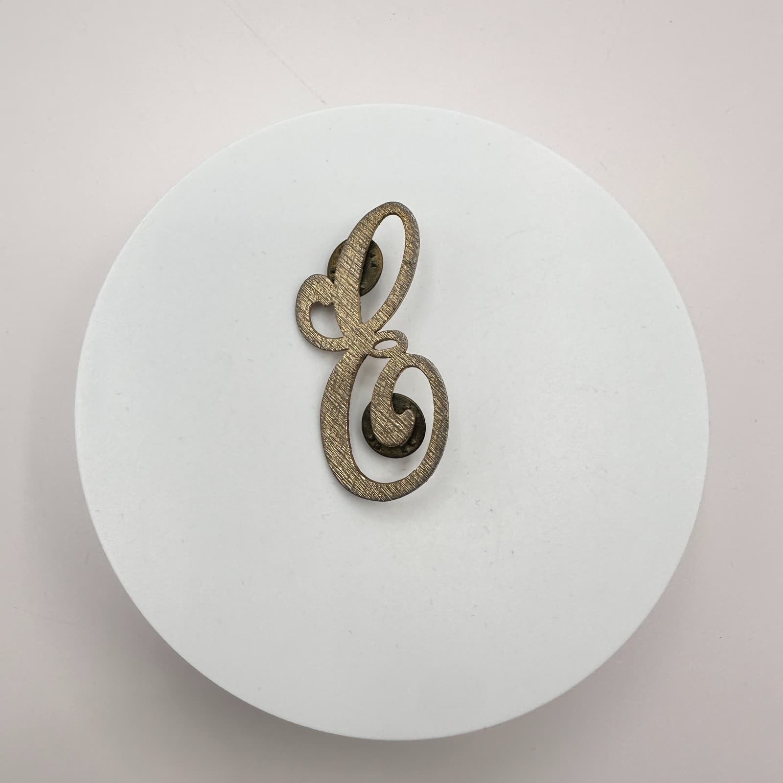 Vintage 80s 90s Gold Tone Script Letter E Initial Brooch Pin Textured Monogram - Thumbnail 2