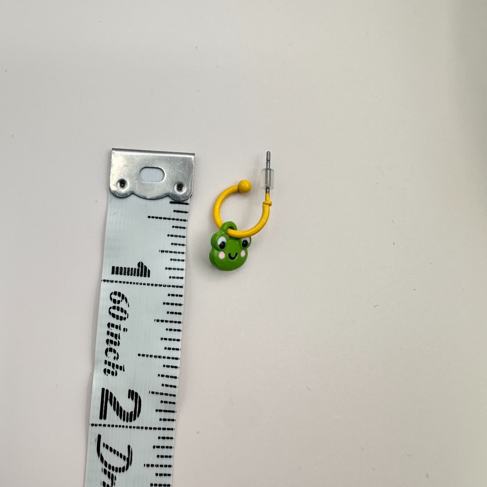 Vintage 90s Green Frog Hoop Earrings Yellow Enamel Animal Kitsch Pierced Jewelry - Thumbnail 5
