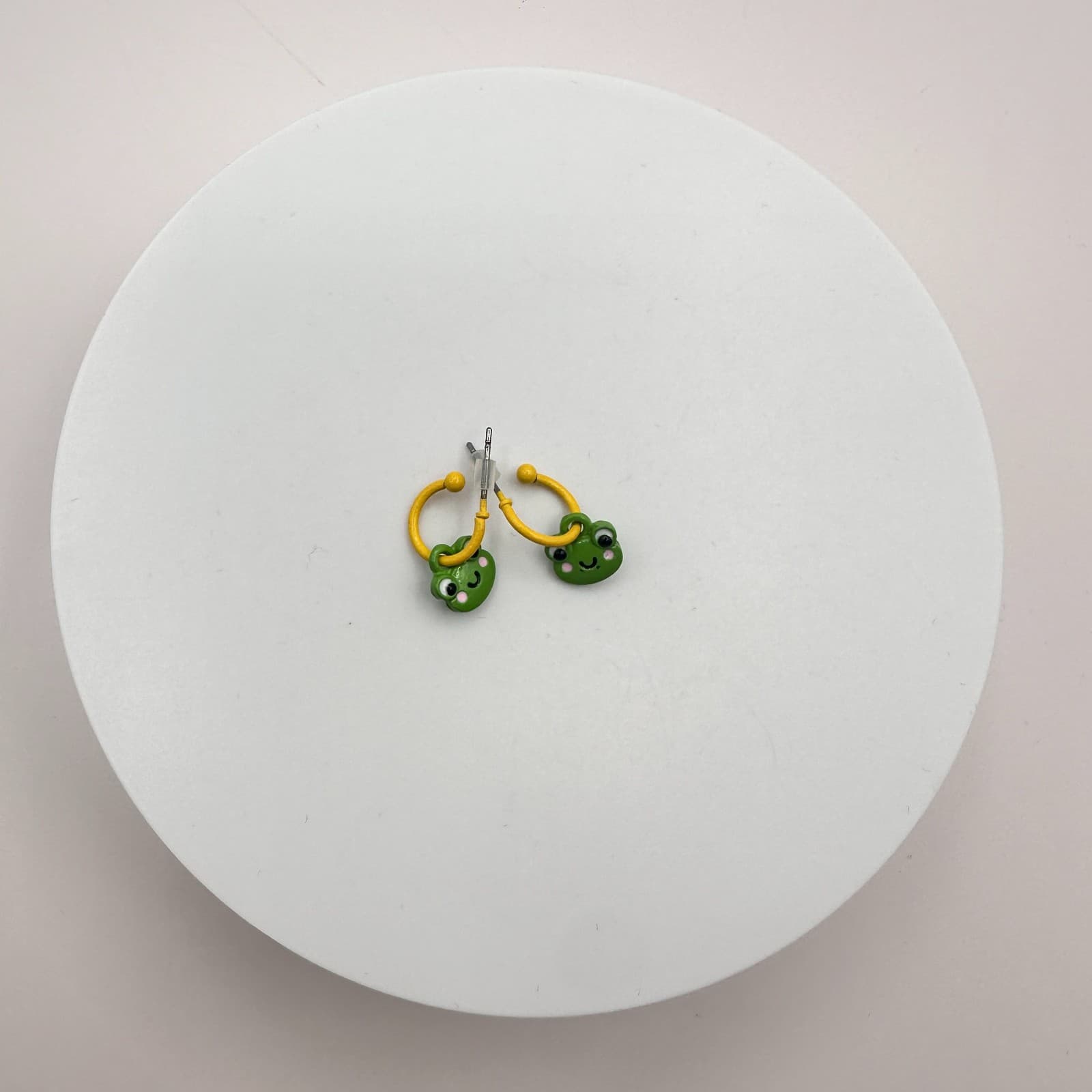 Vintage 90s Green Frog Hoop Earrings Yellow Enamel Animal Kitsch Pierced Jewelry - Thumbnail 2