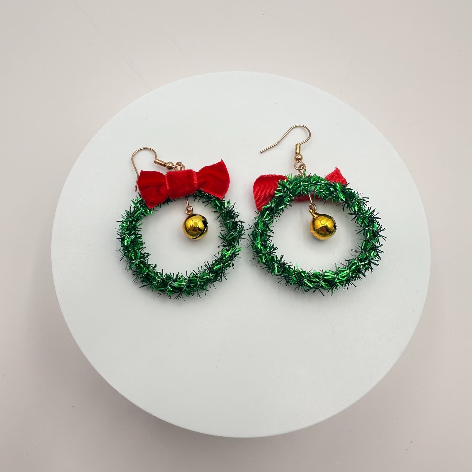 Vintage 90s Christmas Wreath Drop Earrings Green Tinsel Red Bow Gold Jingle Bell - Thumbnail 5