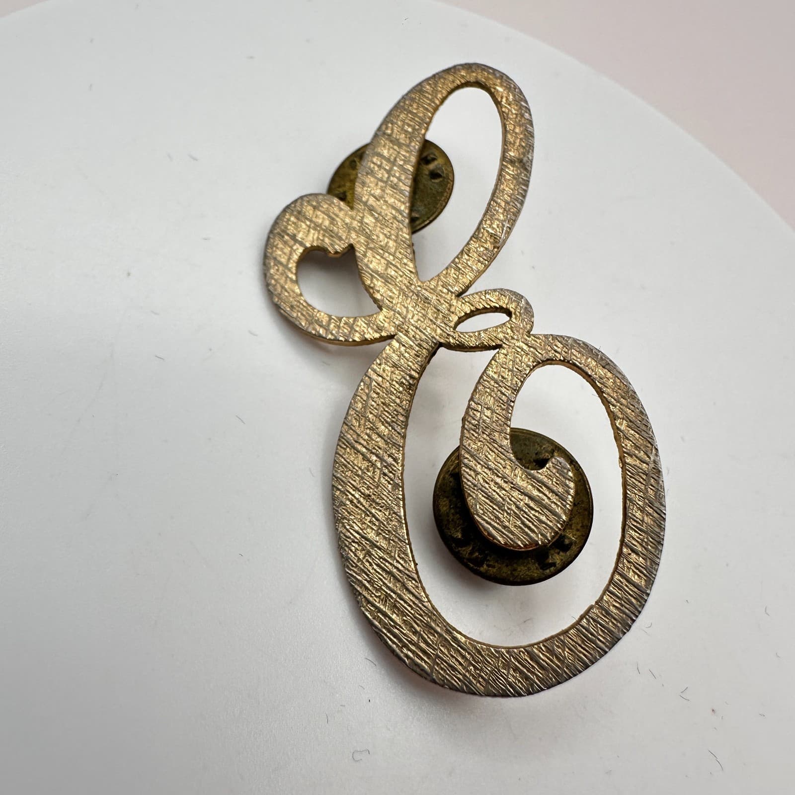 Vintage 80s 90s Gold Tone Script Letter E Initial Brooch Pin Textured Monogram - Thumbnail 4