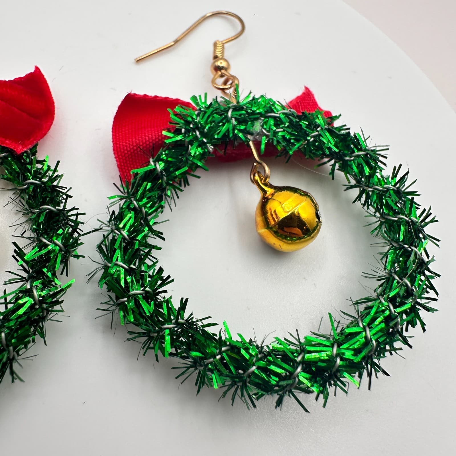 Vintage 90s Christmas Wreath Drop Earrings Green Tinsel Red Bow Gold Jingle Bell - Thumbnail 4