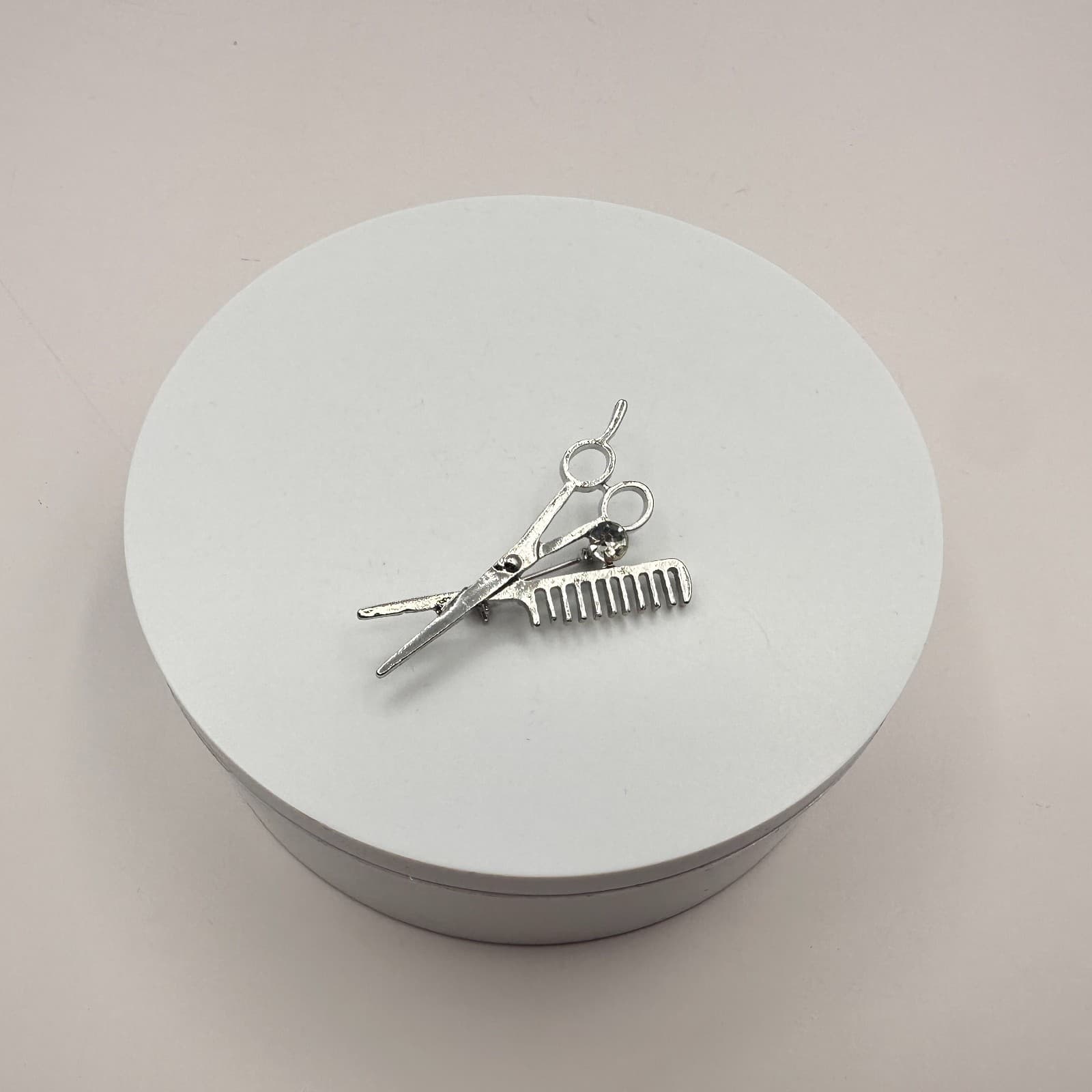 Vintage 90s Silver Tone Scissor and Comb Brooch Hair Stylist Barber Glass Pin - Thumbnail 6