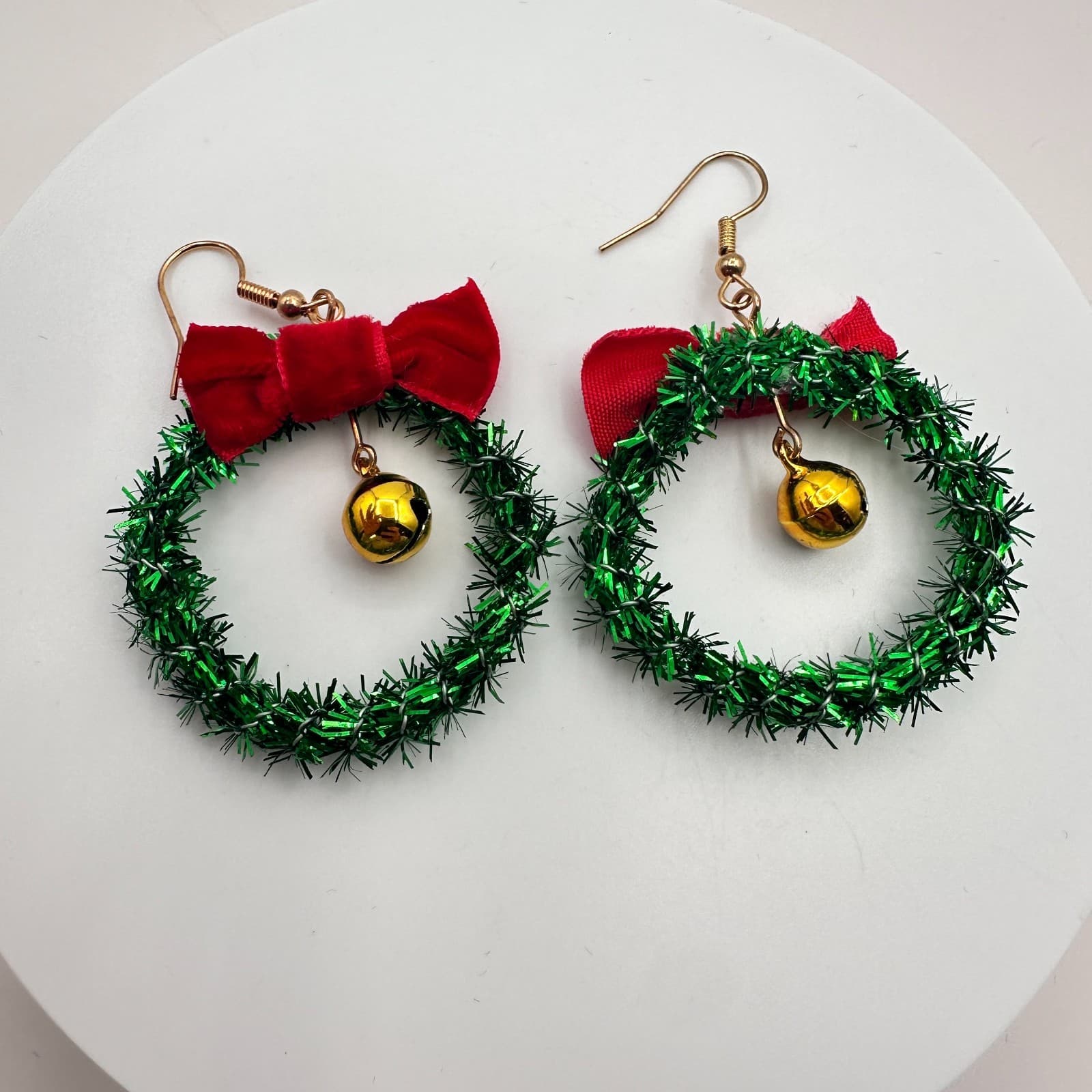 Vintage 90s Christmas Wreath Drop Earrings Green Tinsel Red Bow Gold Jingle Bell - Thumbnail 2