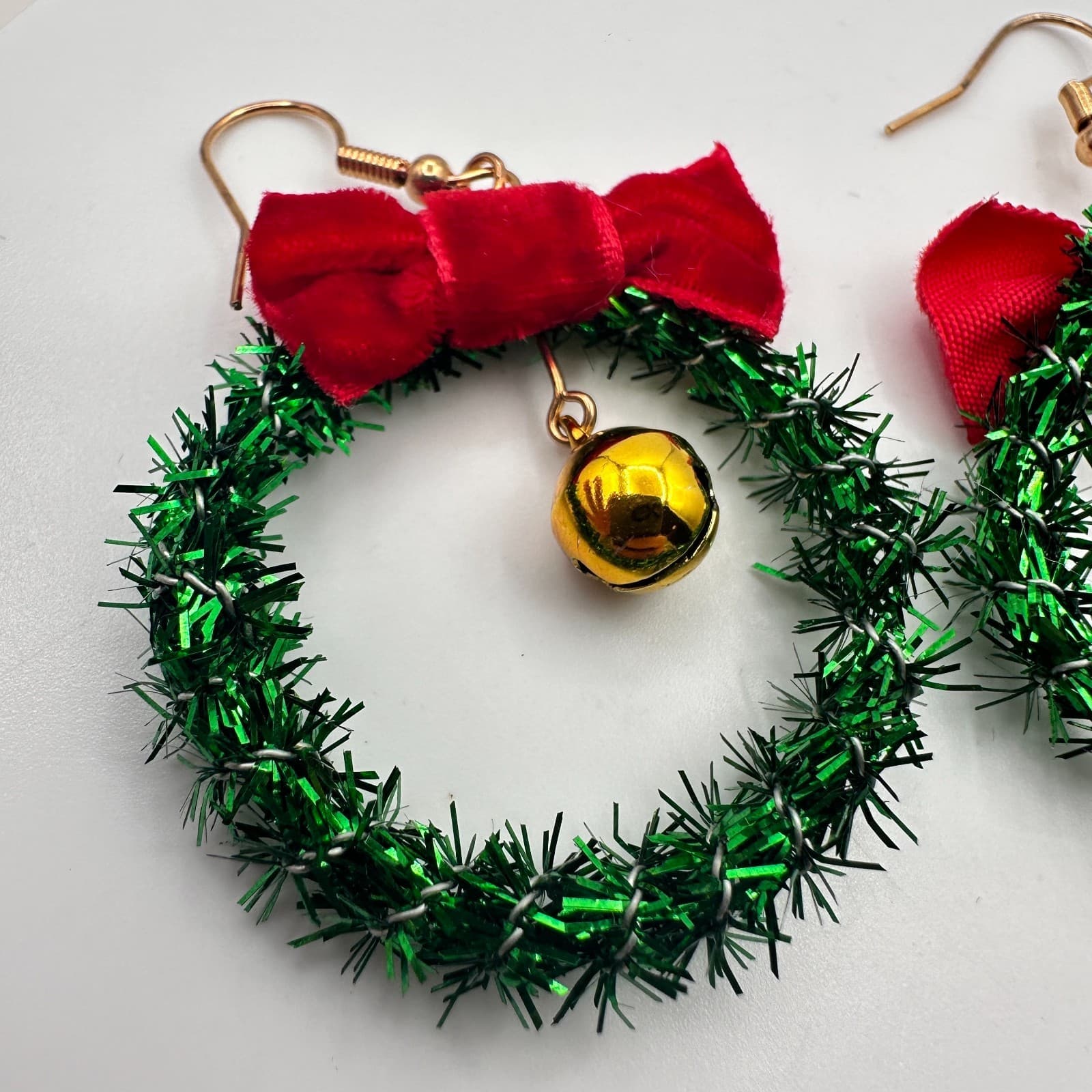 Vintage 90s Christmas Wreath Drop Earrings Green Tinsel Red Bow Gold Jingle Bell - Thumbnail 3