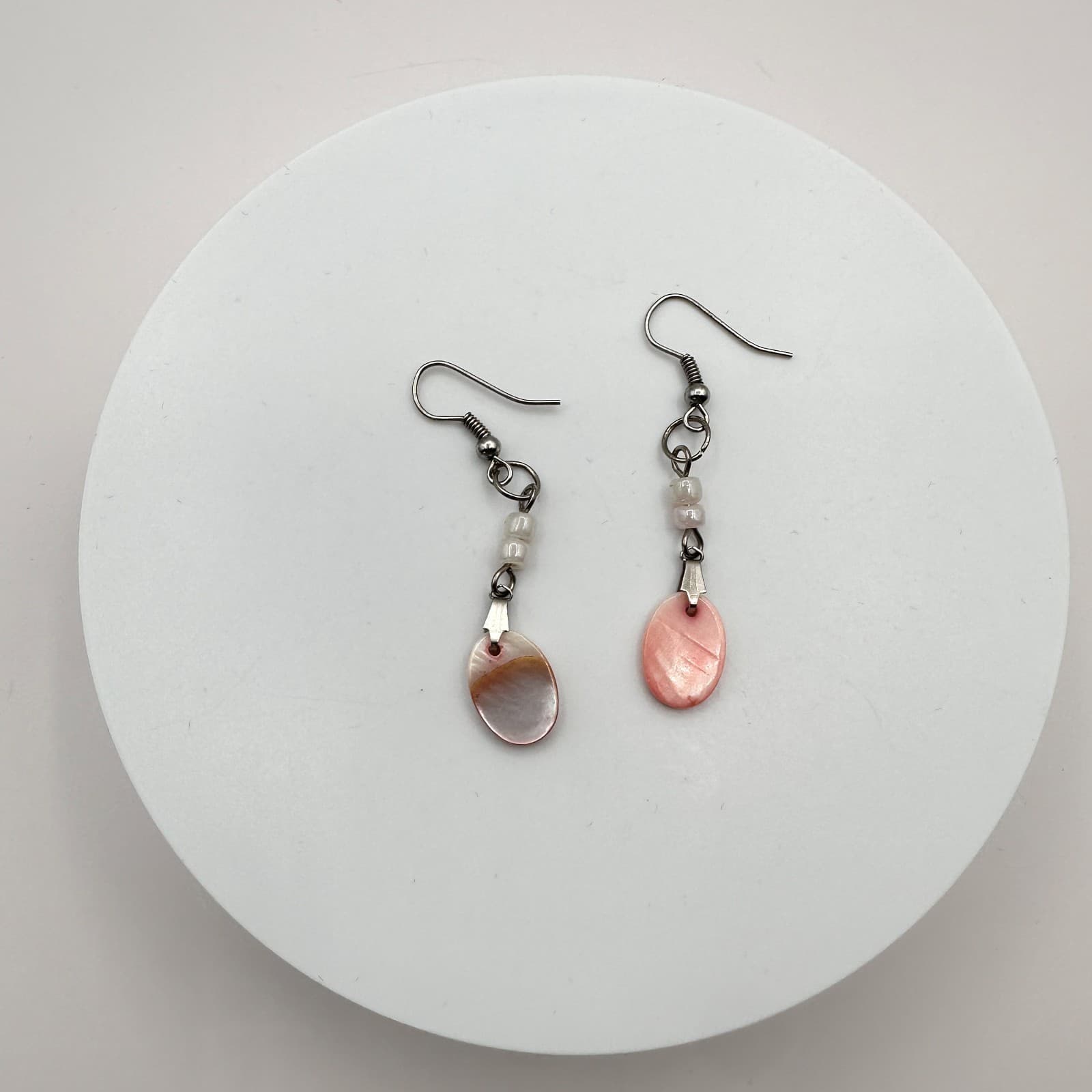 Vintage Y2K Mother of Pearl Shell Beaded Dangle Earrings Women's Classic Jewelry - Thumbnail 2