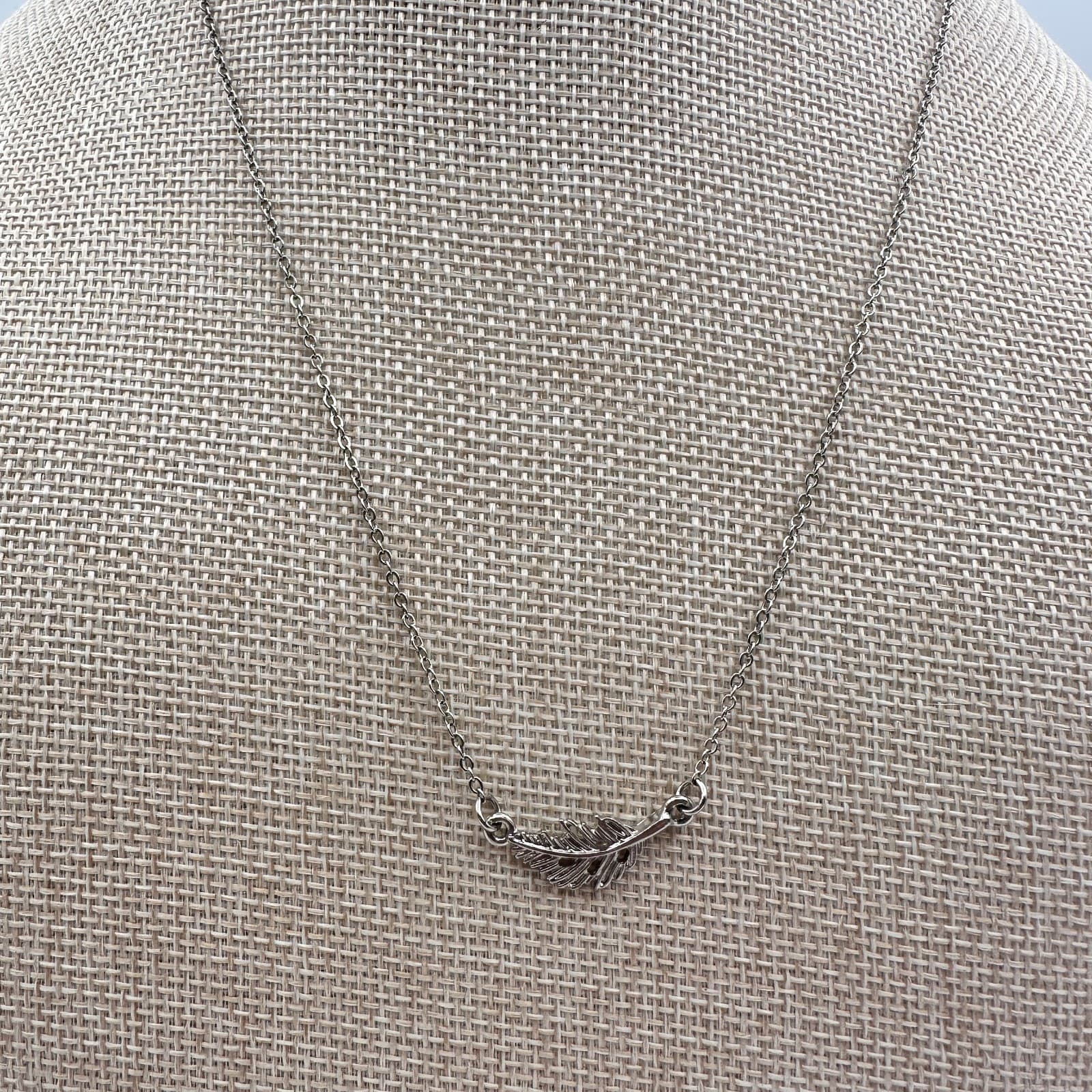 Vintage Y2k Boho Feather Silver Tone Dainty Chain Leaf Pendant Statement Jewelry - Thumbnail 4