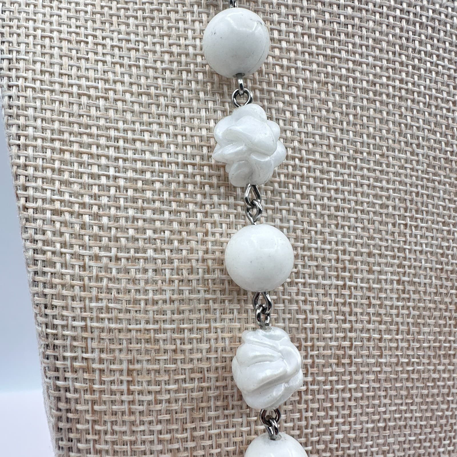 Vintage 90s Sarah Coven Summer Magic White Beaded Necklace Carved Flower Jewelry - Thumbnail 4