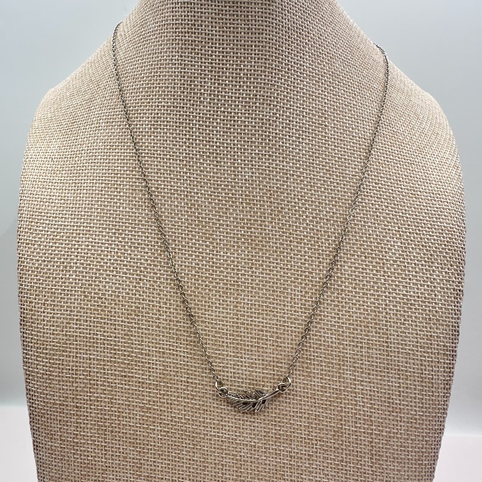 Vintage Y2k Boho Feather Silver Tone Dainty Chain Leaf Pendant Statement Jewelry - Thumbnail 2