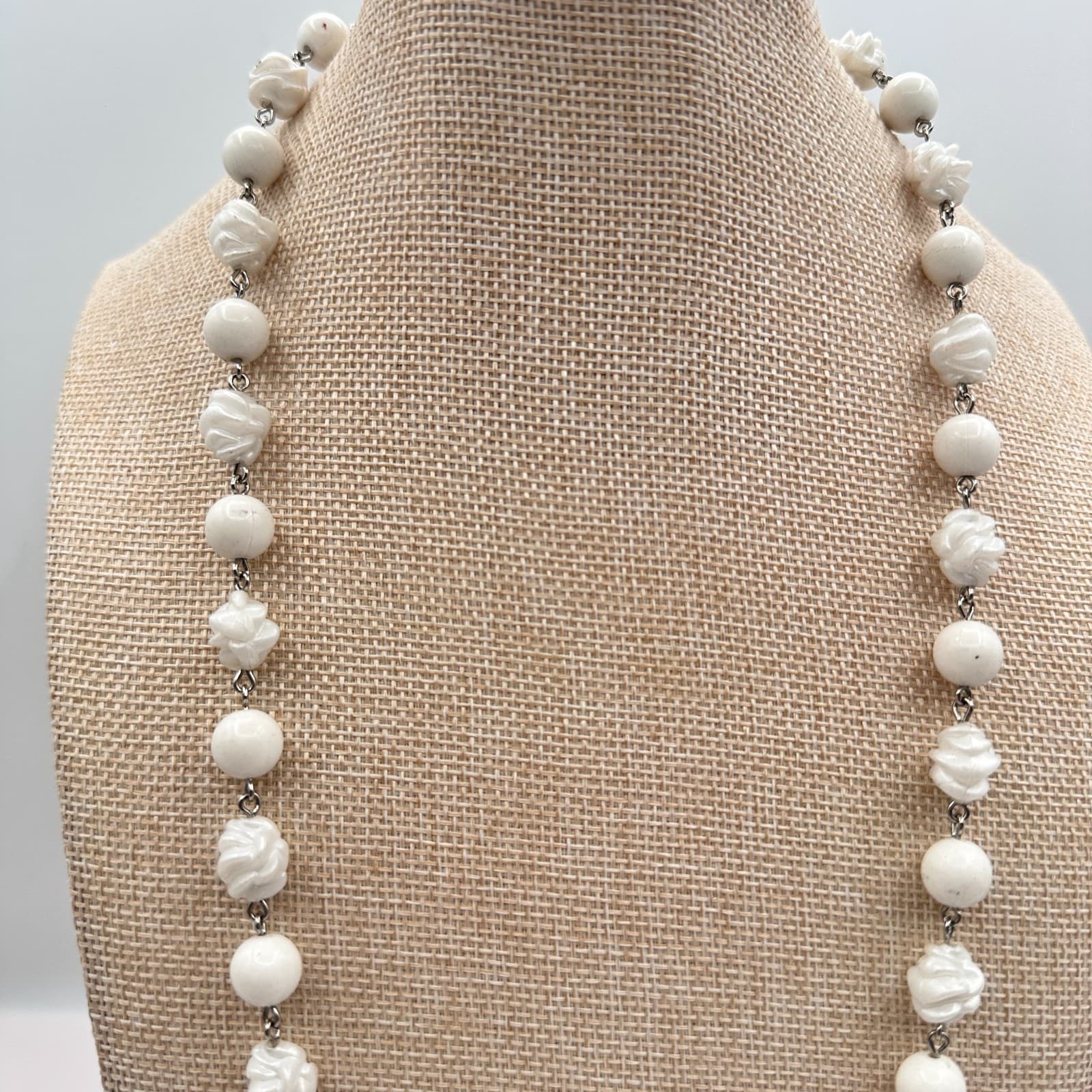 Vintage 90s Sarah Coven Summer Magic White Beaded Necklace Carved Flower Jewelry - Thumbnail 3