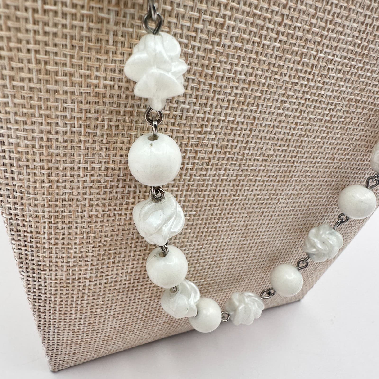Vintage 90s Sarah Coven Summer Magic White Beaded Necklace Carved Flower Jewelry - Thumbnail 5