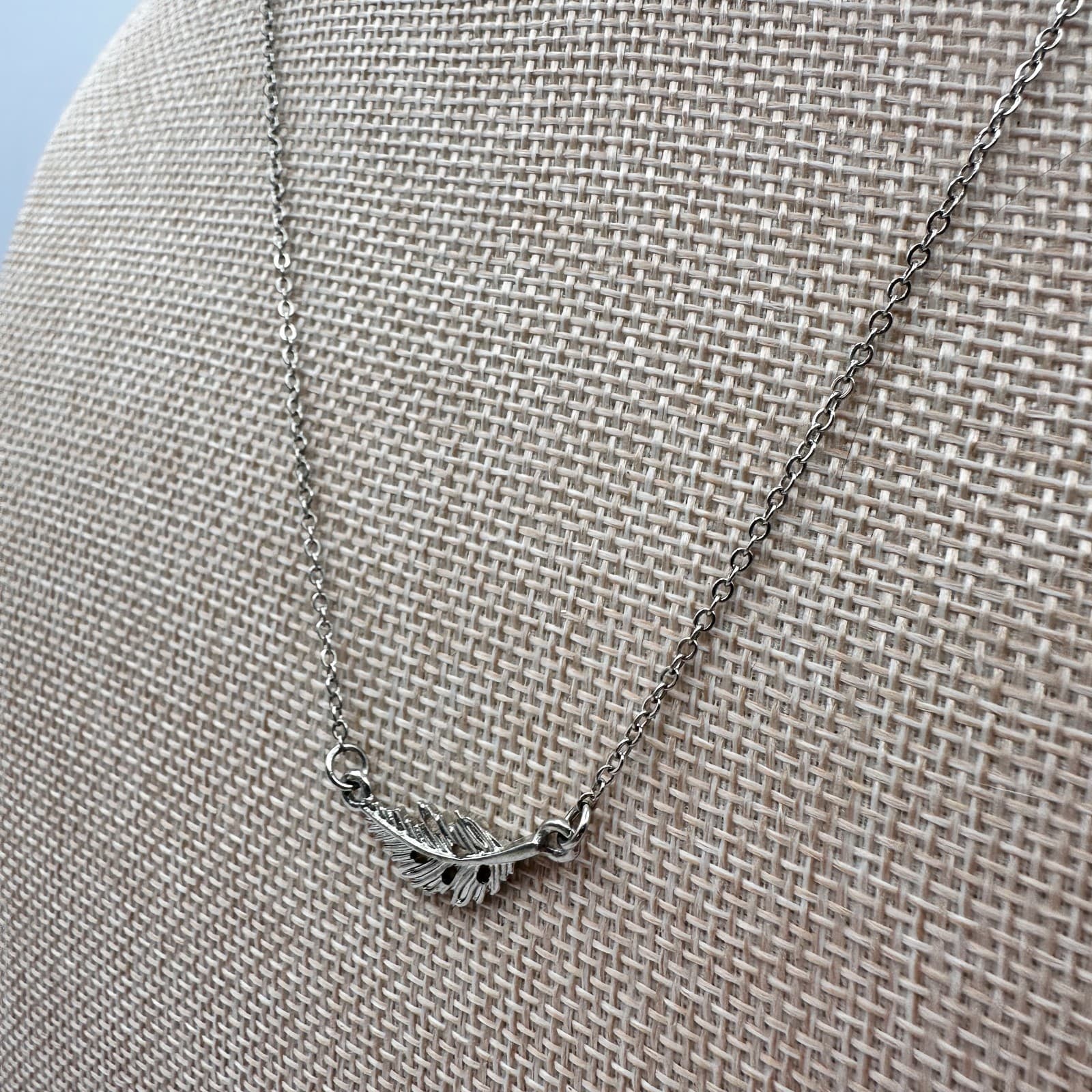 Vintage Y2k Boho Feather Silver Tone Dainty Chain Leaf Pendant Statement Jewelry - Thumbnail 5