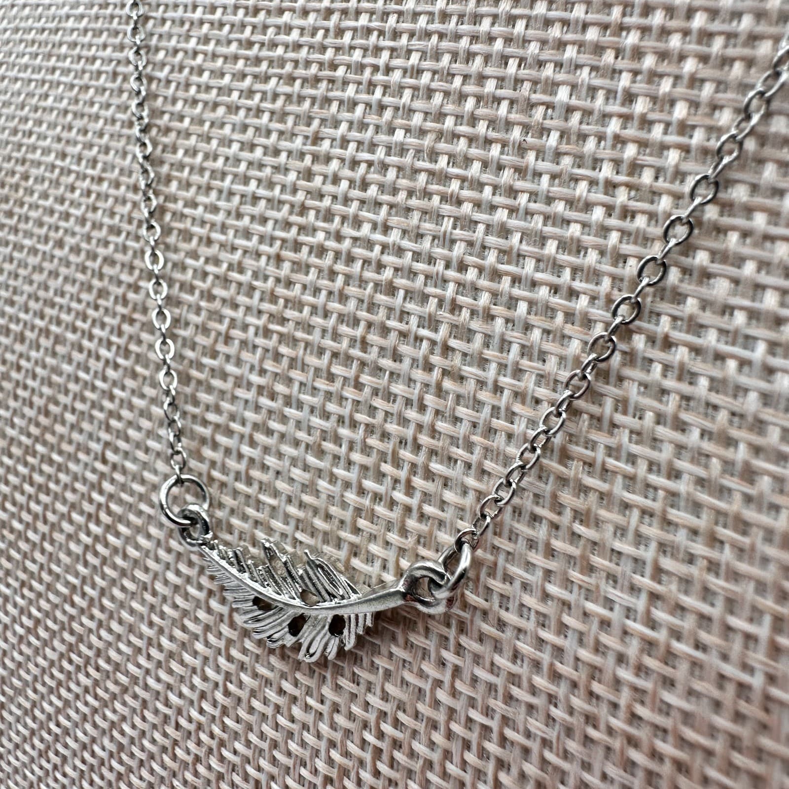Vintage Y2k Boho Feather Silver Tone Dainty Chain Leaf Pendant Statement Jewelry - Thumbnail 6