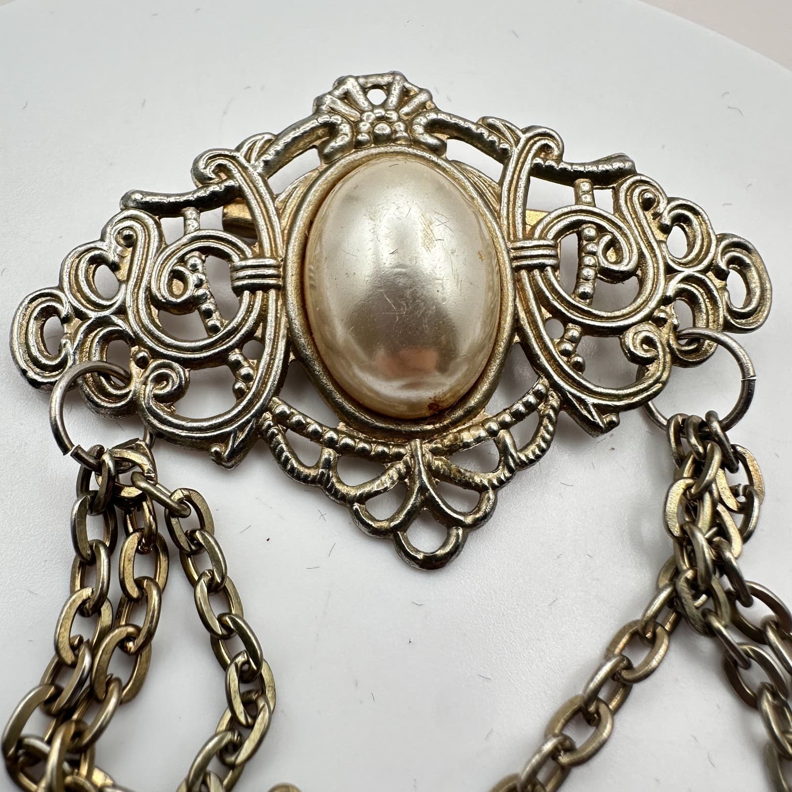 Vintage Y2K Oval Faux Pearl Ornate Filigree Silver Tone Dangle Chain Brooch Pin - Thumbnail 4