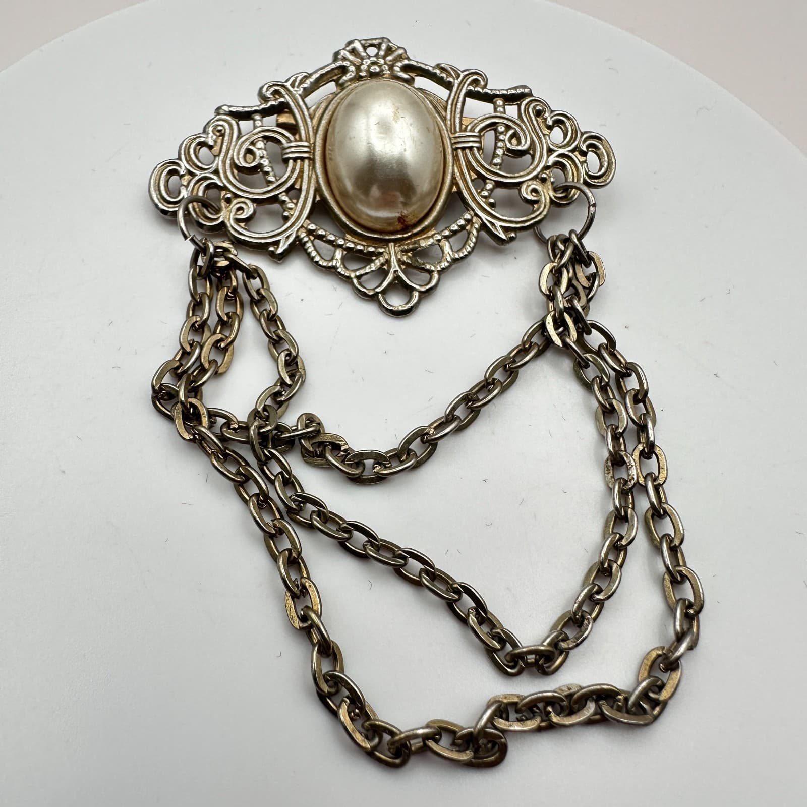 Vintage Y2K Oval Faux Pearl Ornate Filigree Silver Tone Dangle Chain Brooch Pin - Thumbnail 3