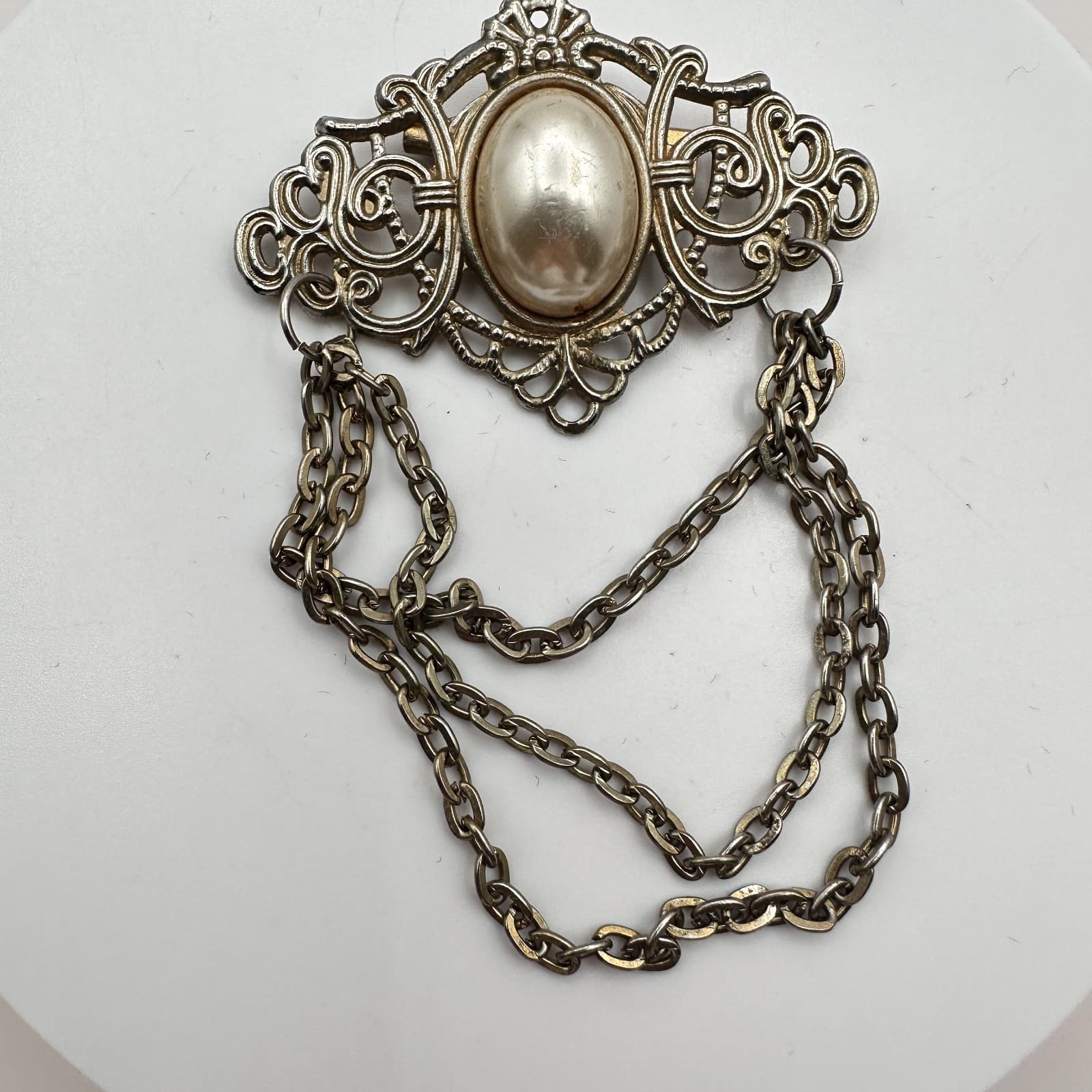 Vintage Y2K Oval Faux Pearl Ornate Filigree Silver Tone Dangle Chain Brooch Pin - Thumbnail 2