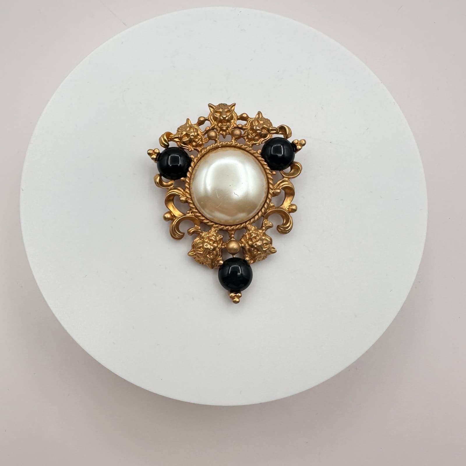 Vintage 90s Avon Lion Head Brooch Pin Gold Tone Faux Pearl Black Onyx Cabochon - Thumbnail 2
