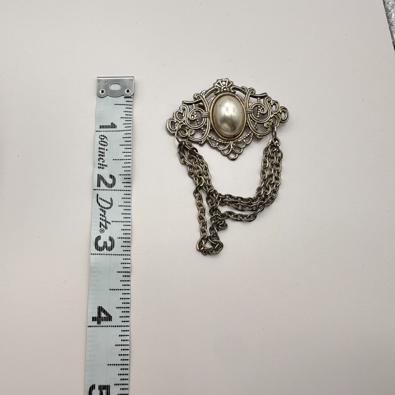 Vintage Y2K Oval Faux Pearl Ornate Filigree Silver Tone Dangle Chain Brooch Pin - Thumbnail 8