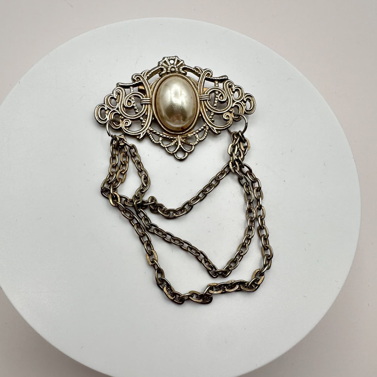 Vintage Y2K Oval Faux Pearl Ornate Filigree Silver Tone Dangle Chain Brooch Pin - Thumbnail 5
